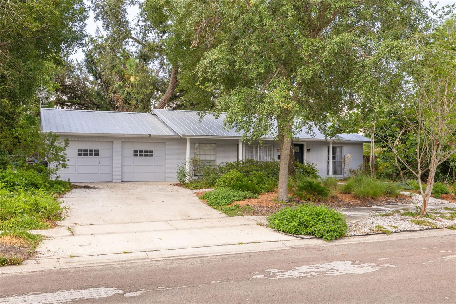 Listing photo id 4 for 8024 Hiawatha Street