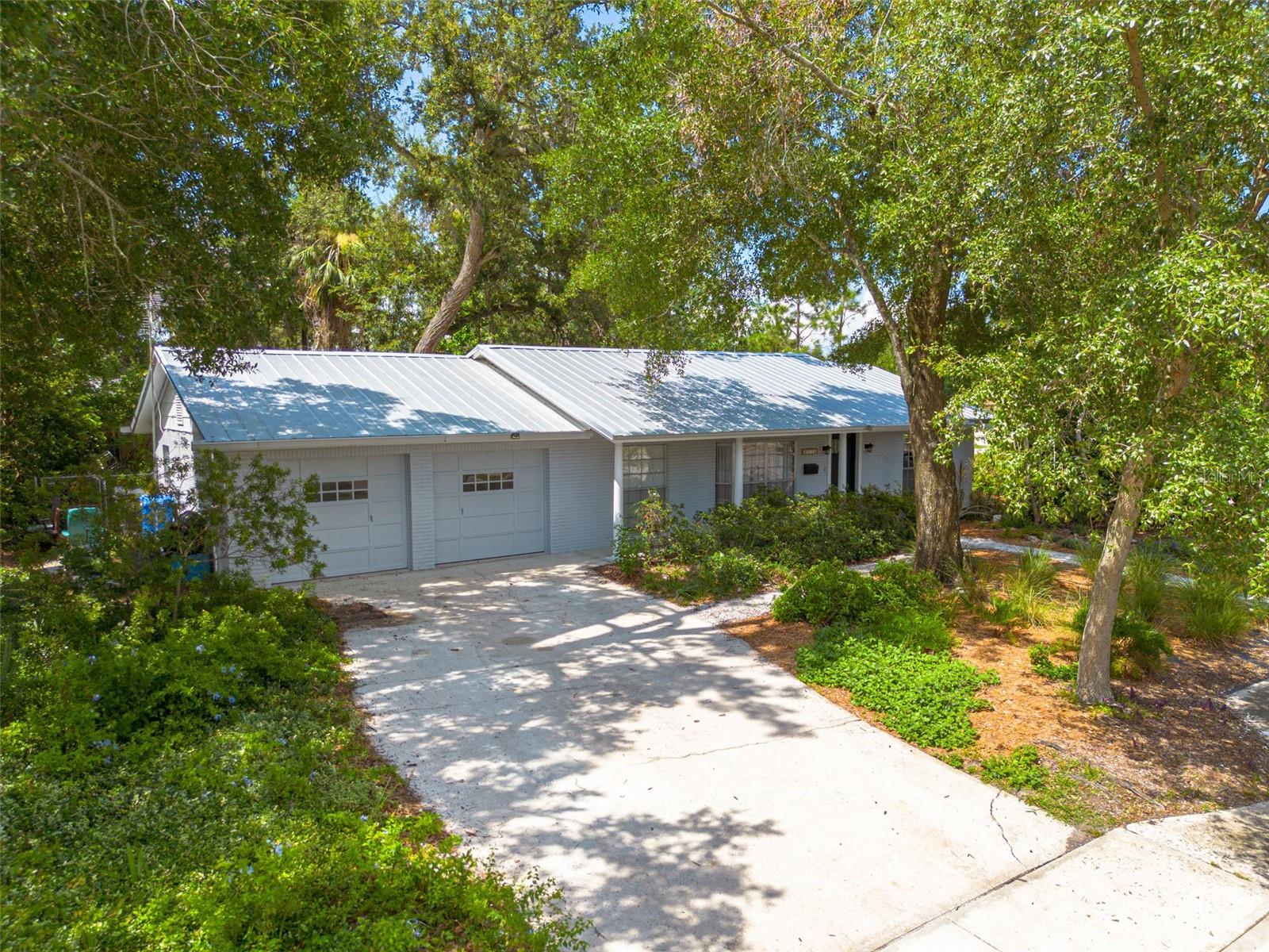 Listing photo id 5 for 8024 Hiawatha Street