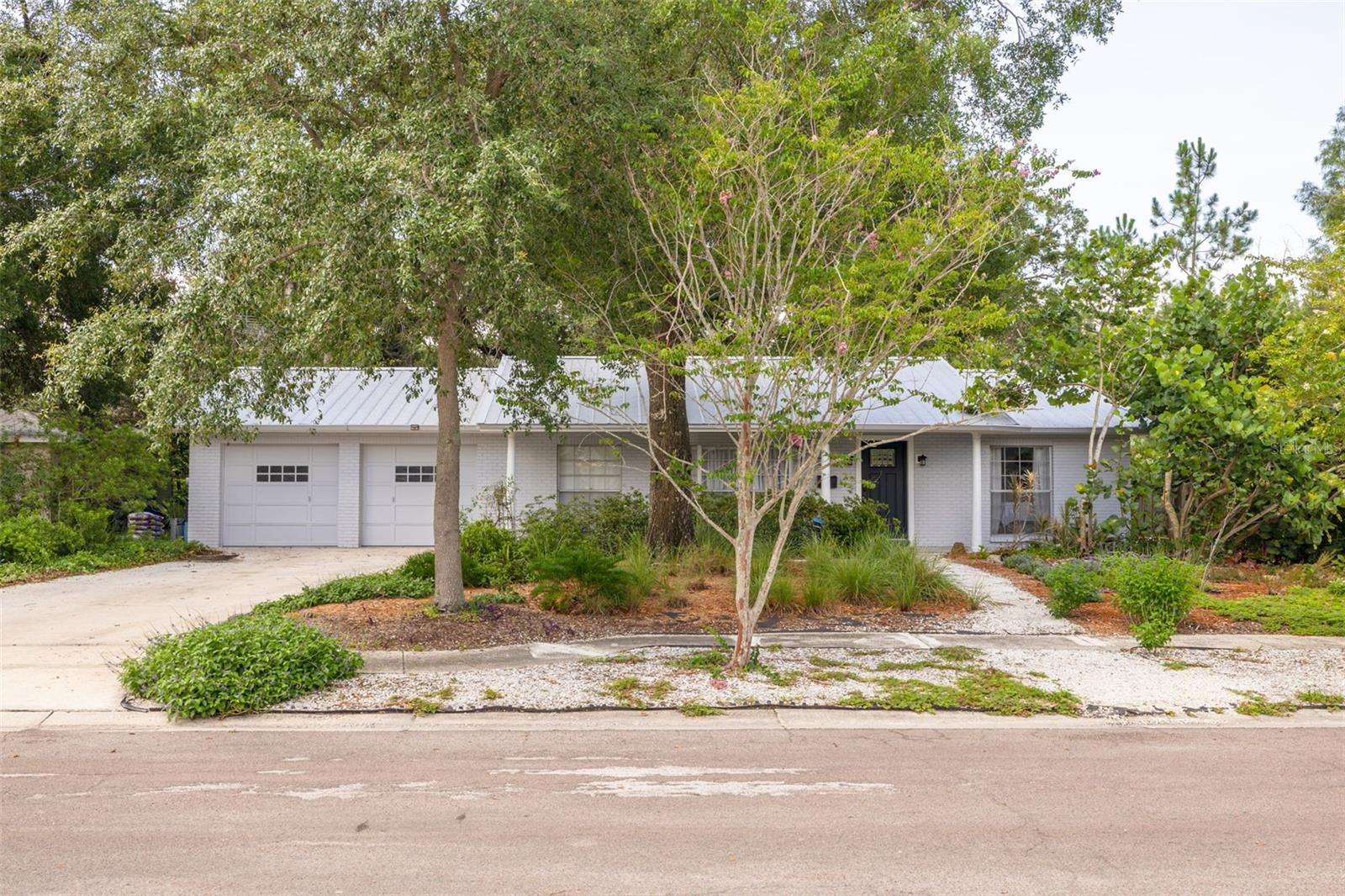 Listing photo id 6 for 8024 Hiawatha Street