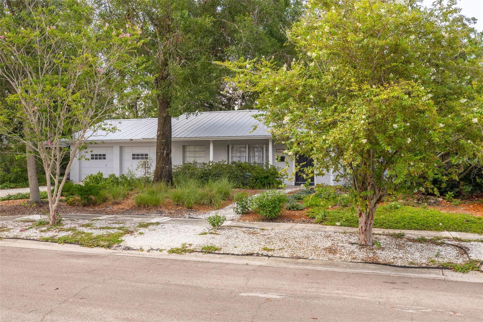 Listing photo id 7 for 8024 Hiawatha Street