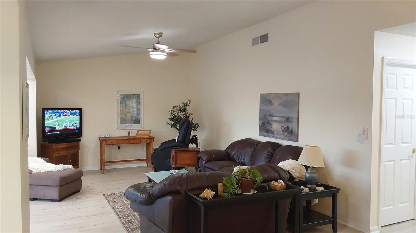 Listing photo id 27 for 1737 Solon Avenue