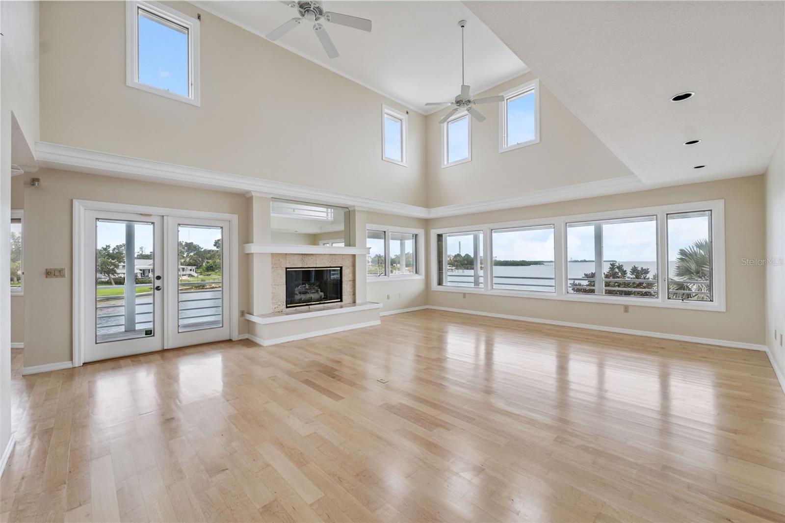 Listing photo id 10 for 1906 Gulfview Drive