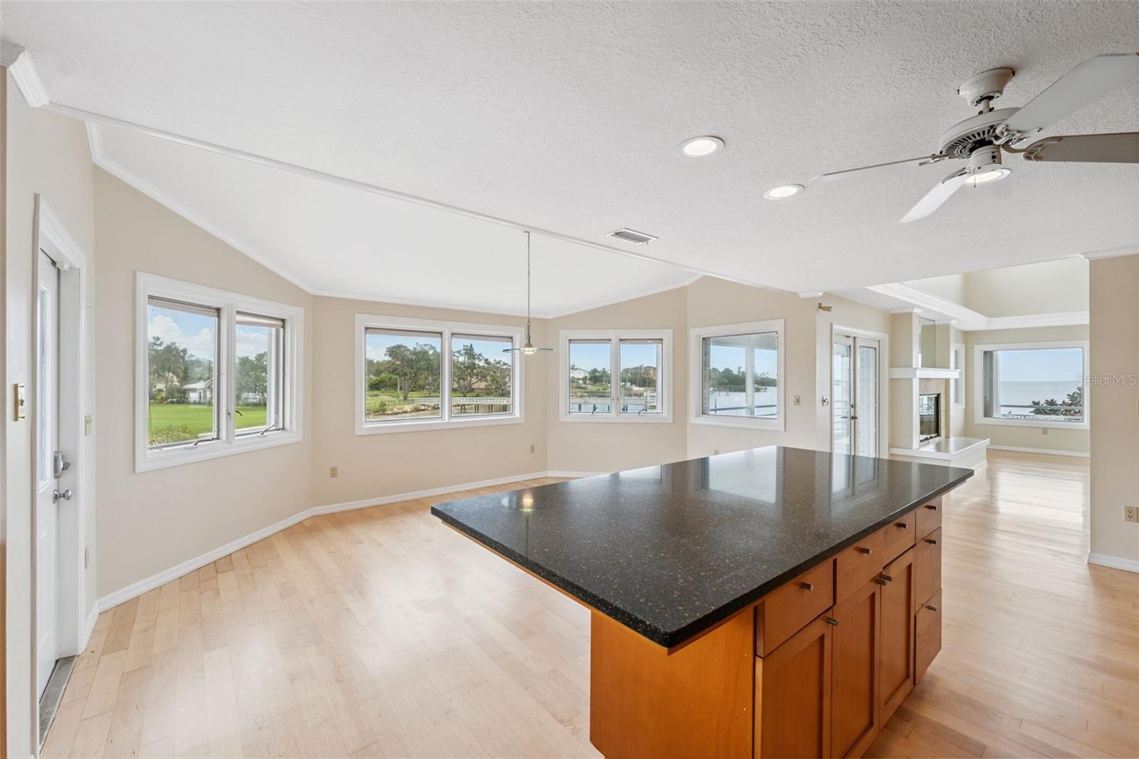 Listing photo id 11 for 1906 Gulfview Drive