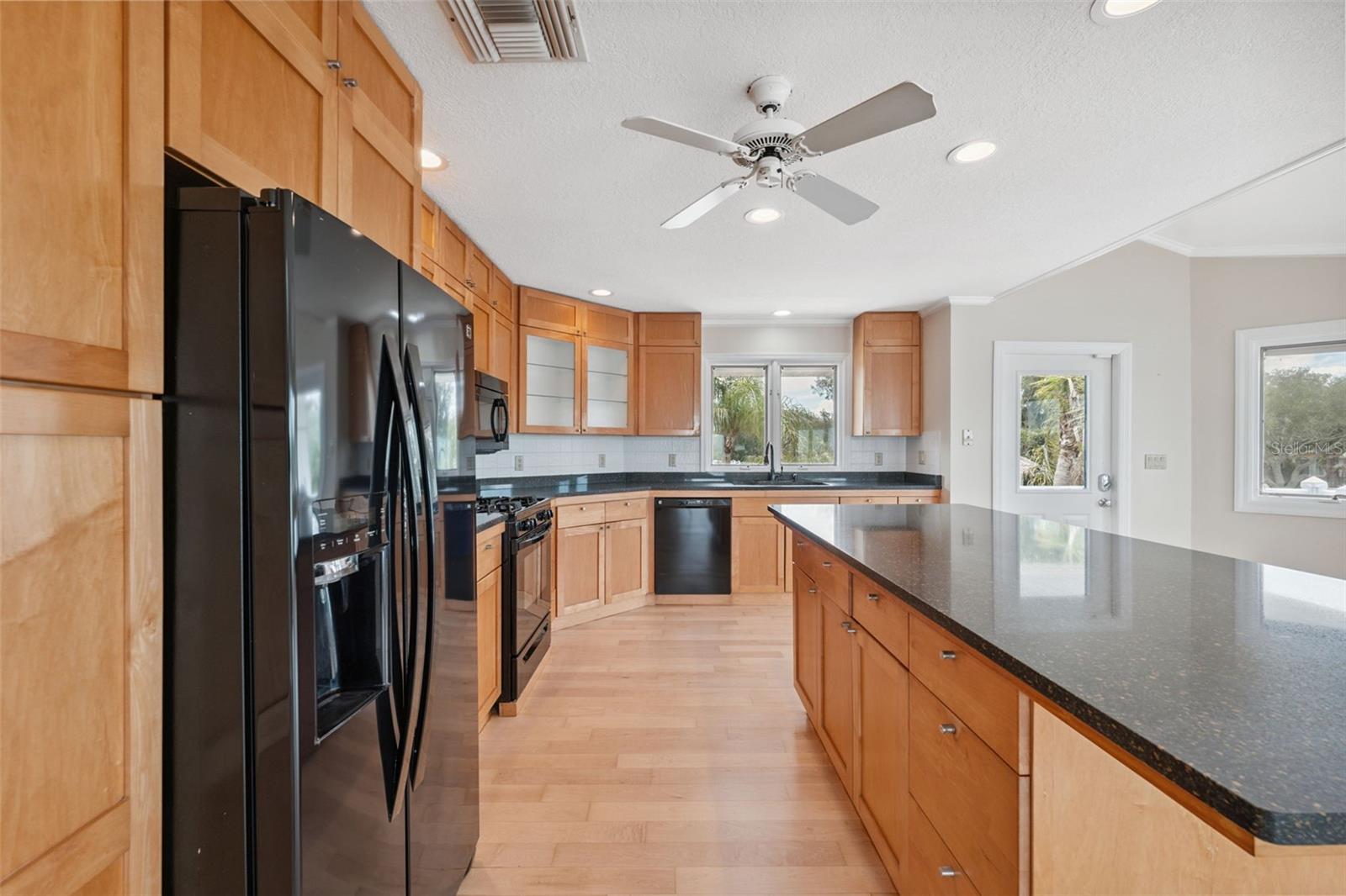Listing photo id 12 for 1906 Gulfview Drive
