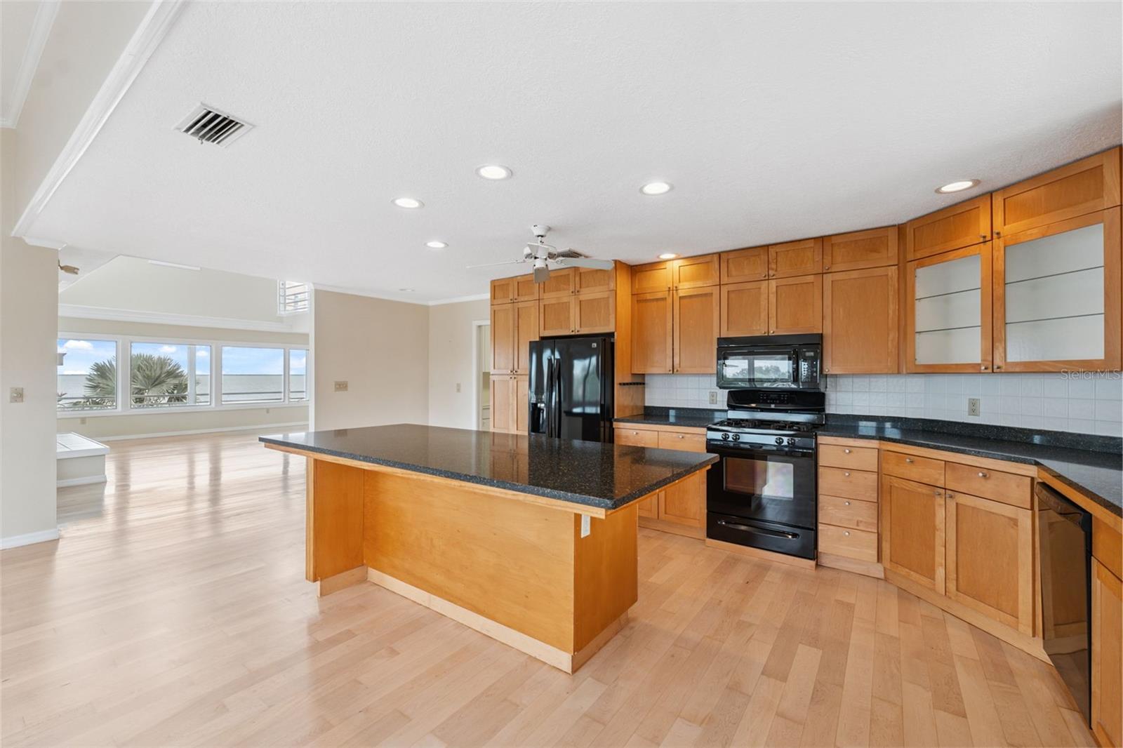 Listing photo id 13 for 1906 Gulfview Drive