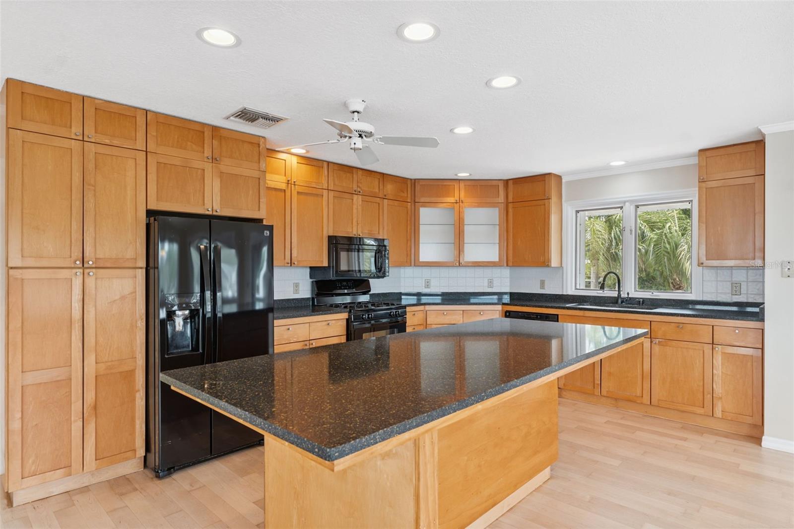Listing photo id 14 for 1906 Gulfview Drive