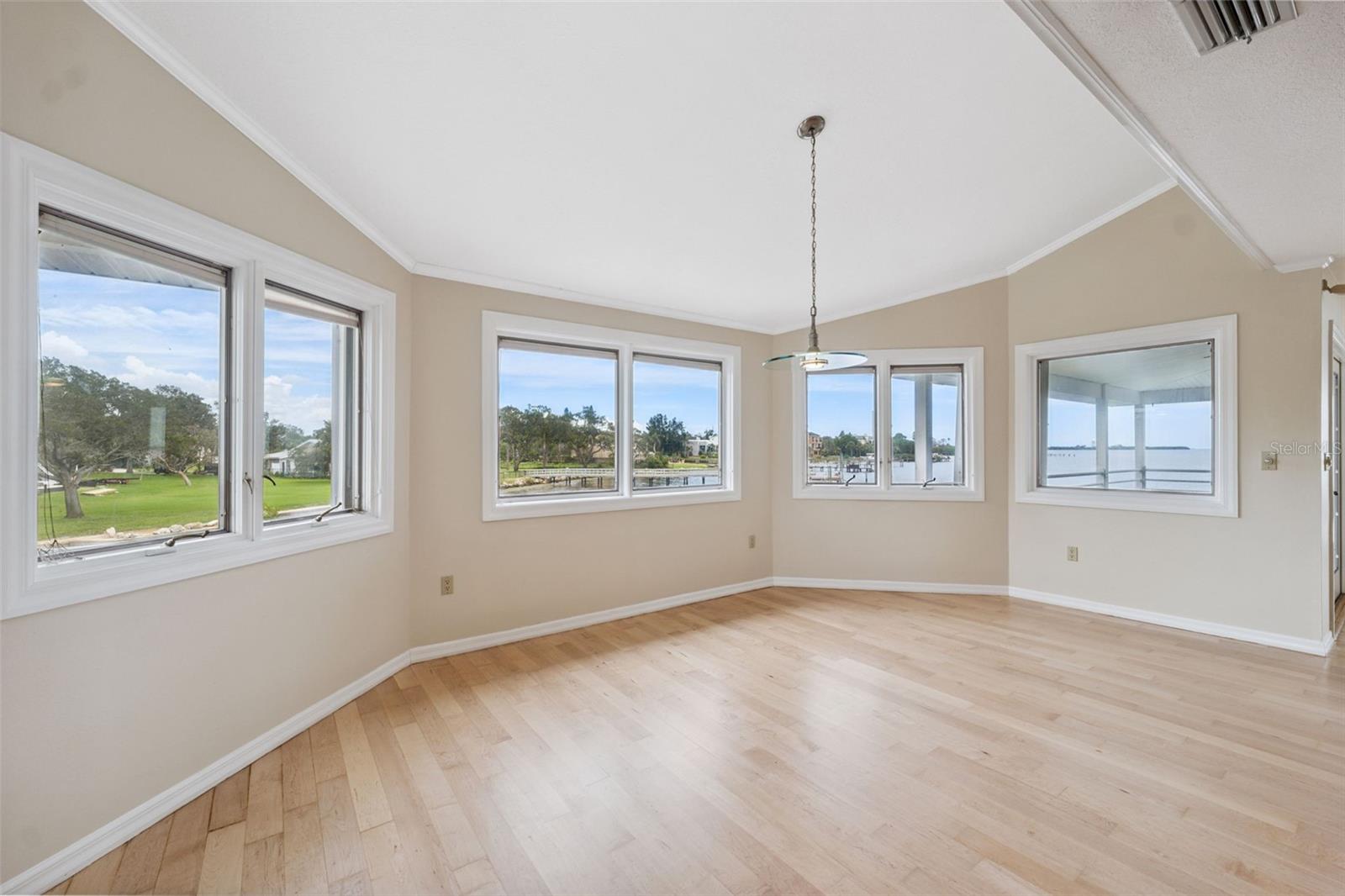 Listing photo id 15 for 1906 Gulfview Drive