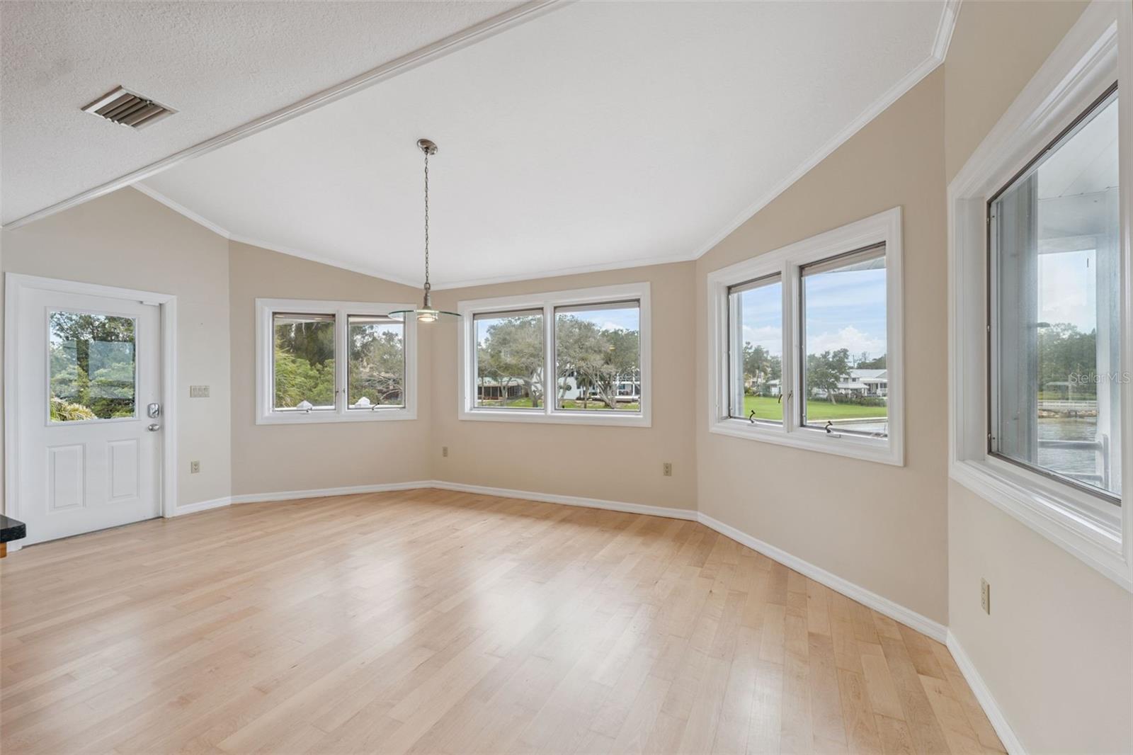 Listing photo id 16 for 1906 Gulfview Drive