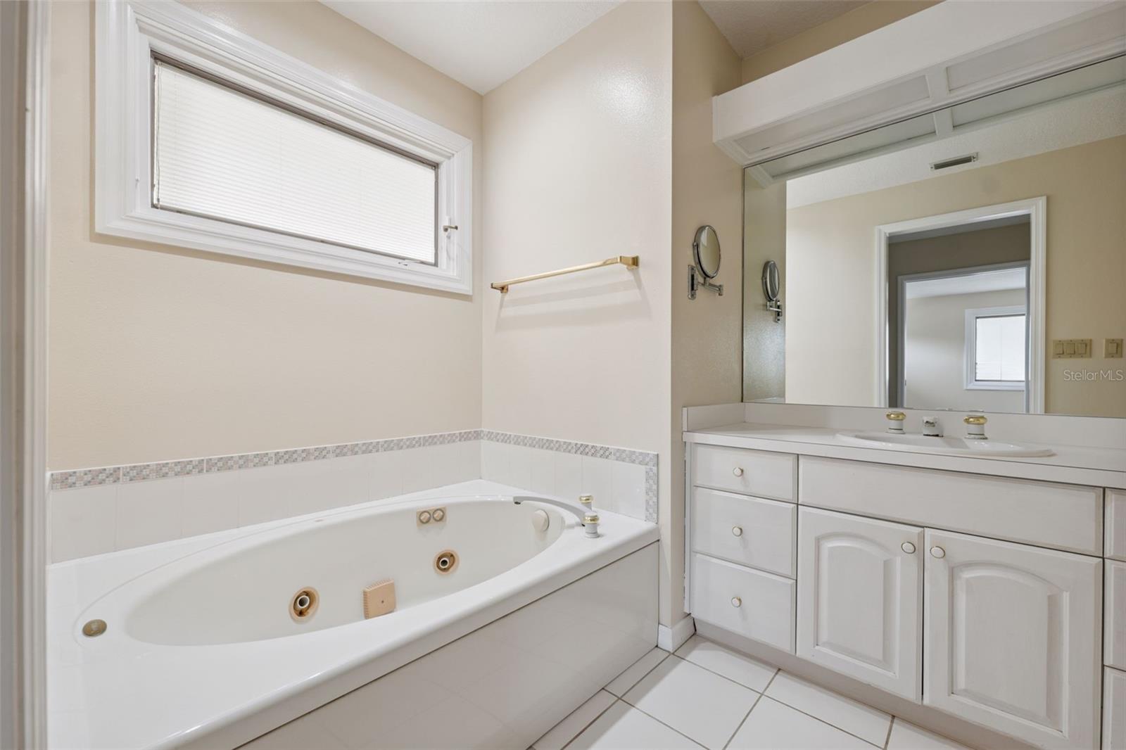 Listing photo id 23 for 1906 Gulfview Drive