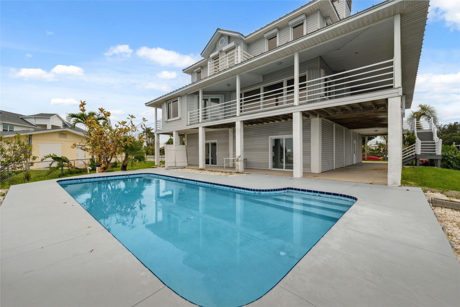 Listing photo id 38 for 1906 Gulfview Drive