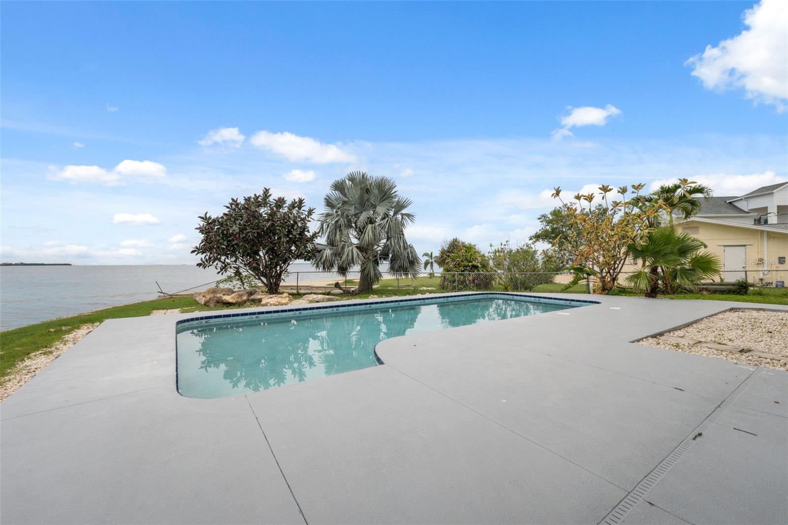 Listing photo id 39 for 1906 Gulfview Drive