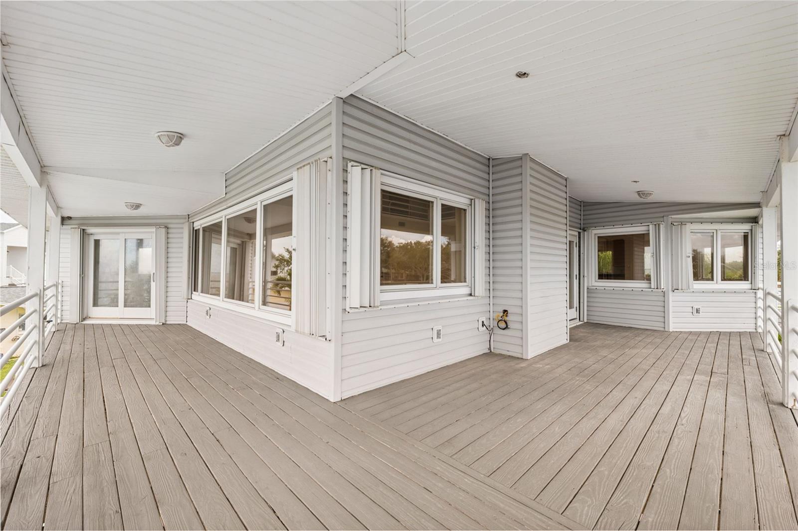 Listing photo id 46 for 1906 Gulfview Drive