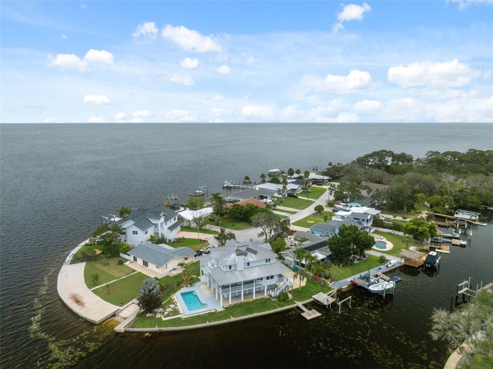 Listing photo id 3 for 1906 Gulfview Drive