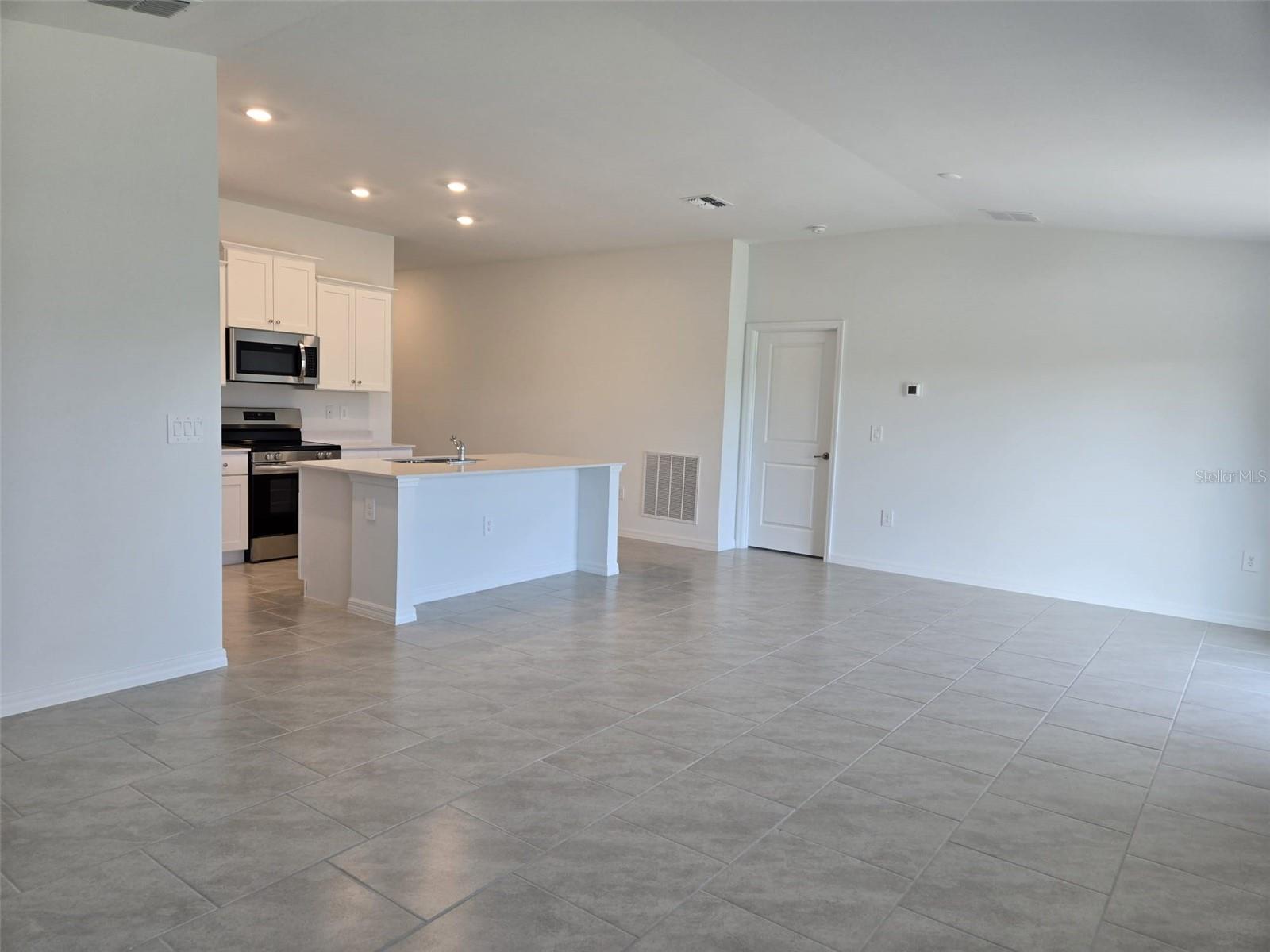 Image 7 of 20 For 3403 34 Street Sw