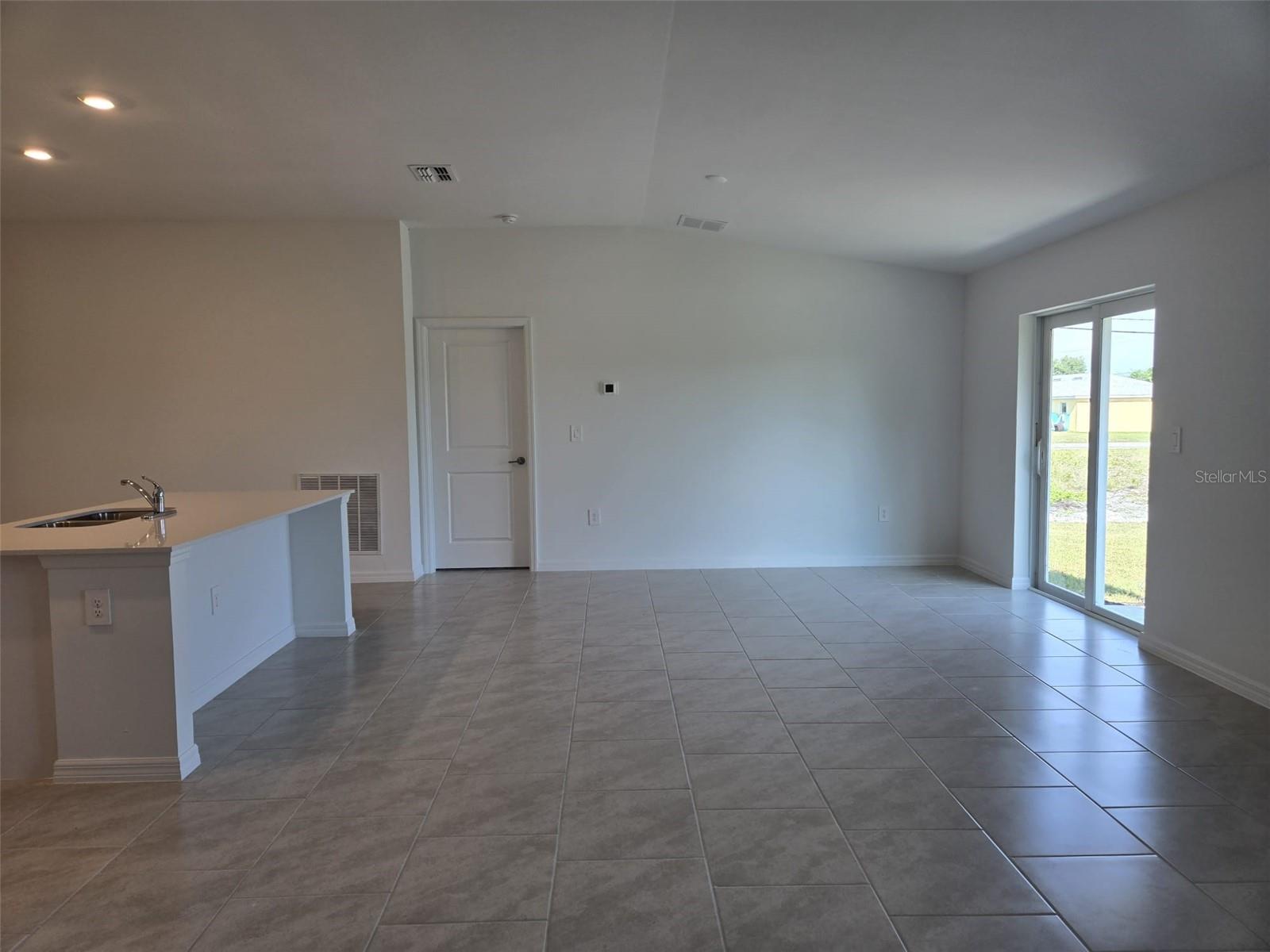 Image 8 of 20 For 3403 34 Street Sw