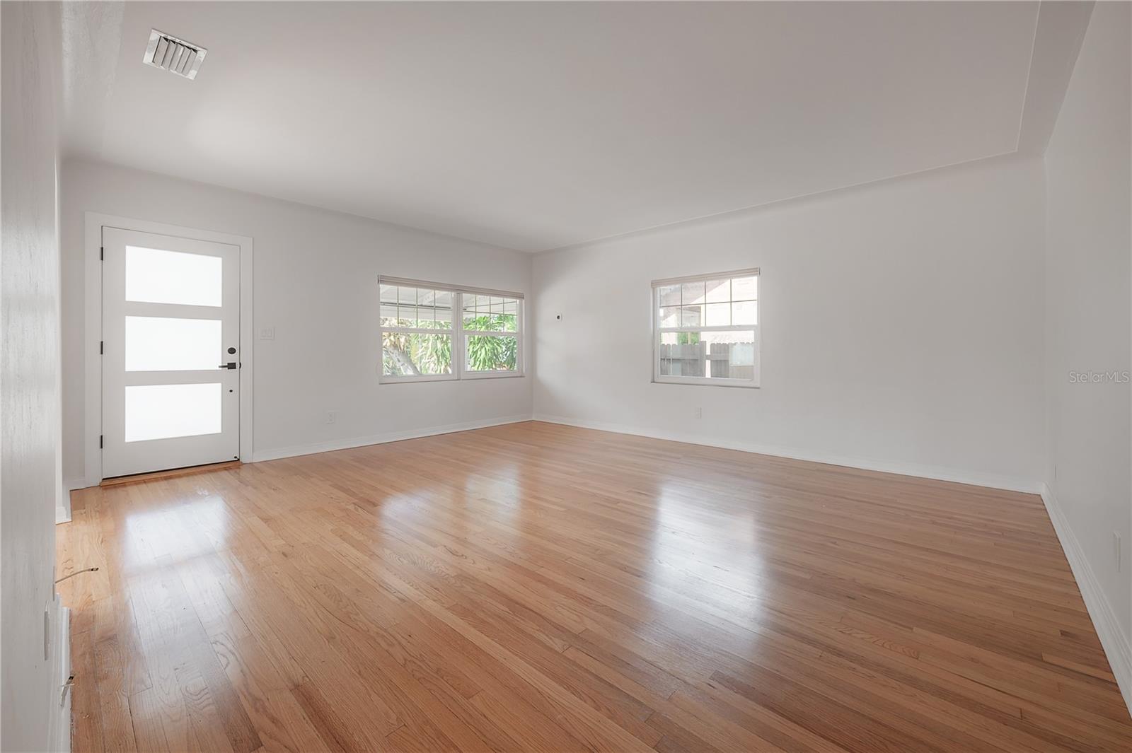 Image 17 of 70 For 2421 Burlington Avenue N