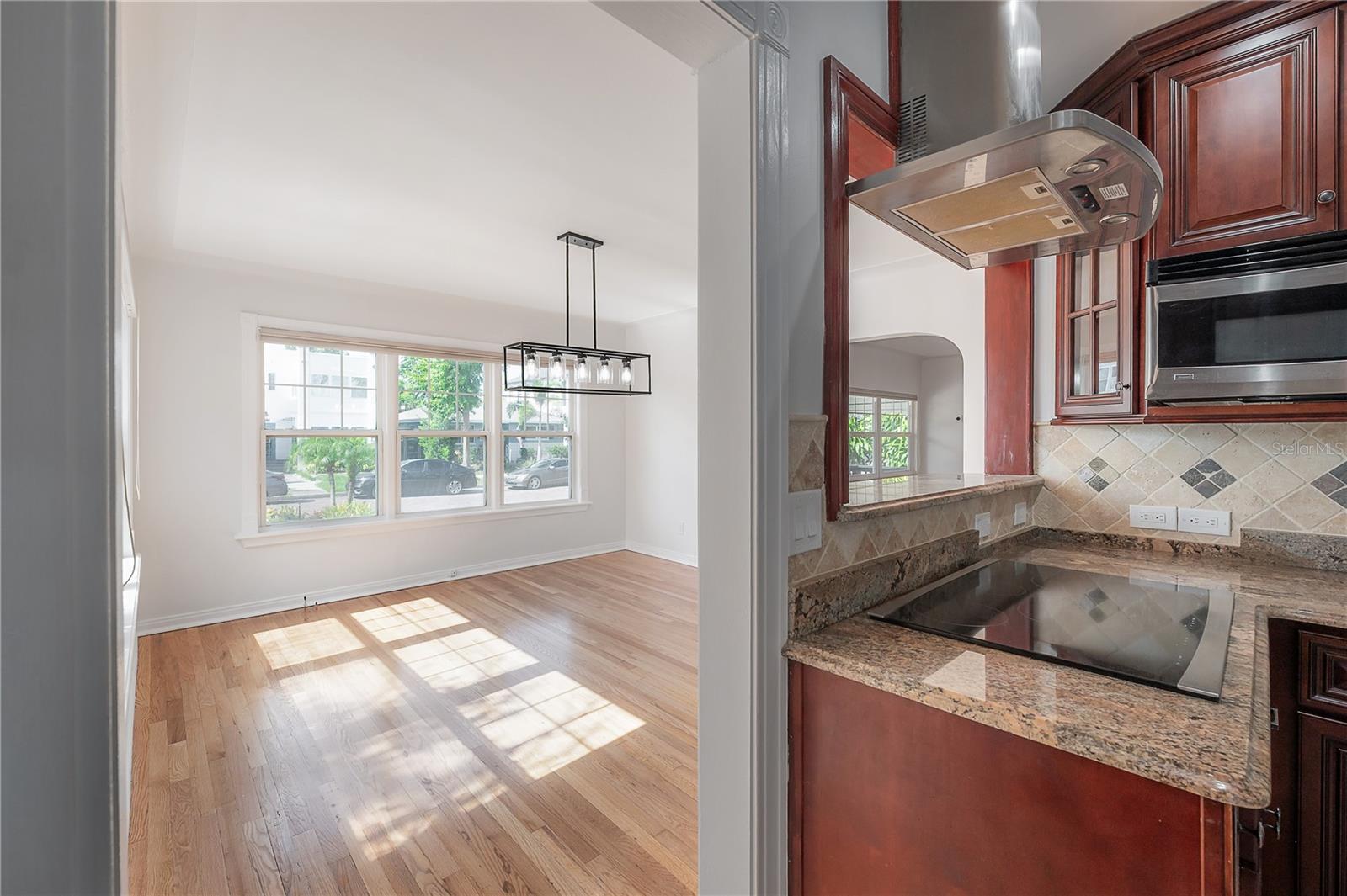 Image 20 of 70 For 2421 Burlington Avenue N