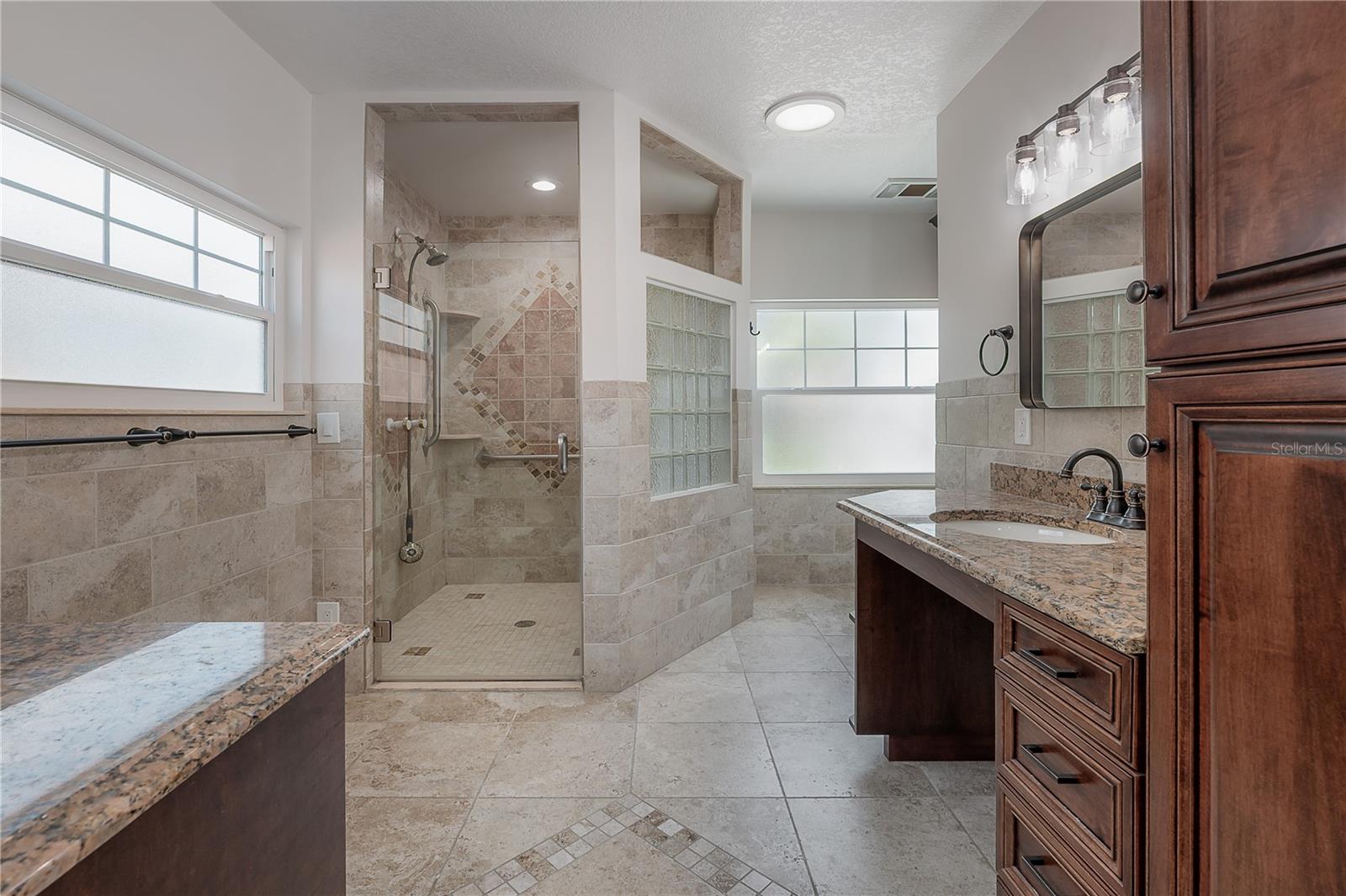 Image 32 of 70 For 2421 Burlington Avenue N