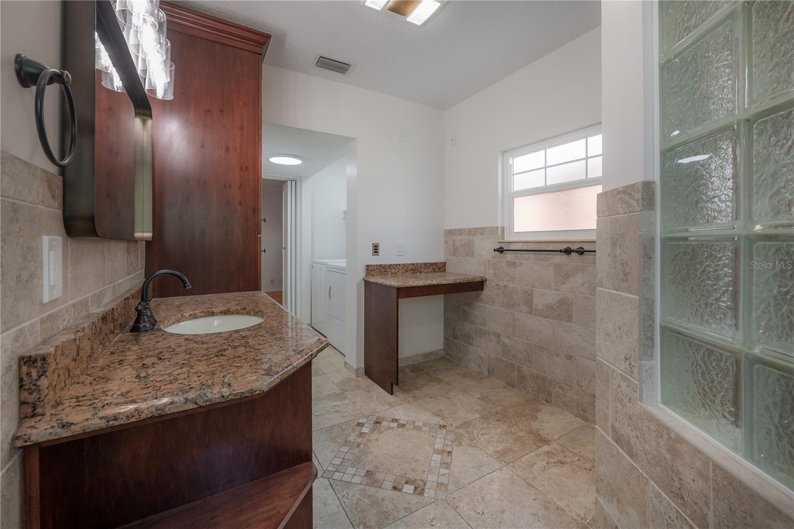 Image 33 of 70 For 2421 Burlington Avenue N