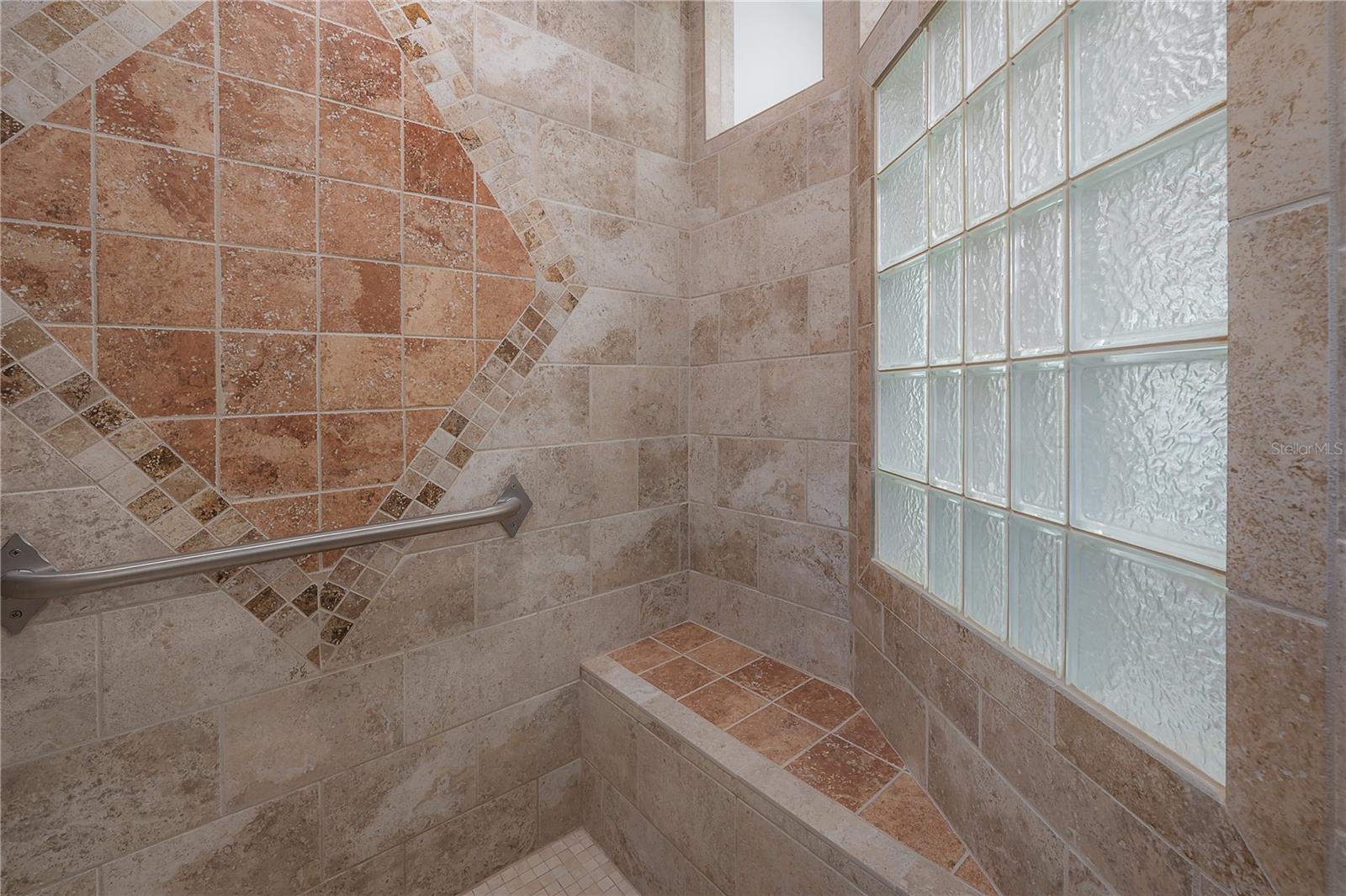 Image 36 of 70 For 2421 Burlington Avenue N