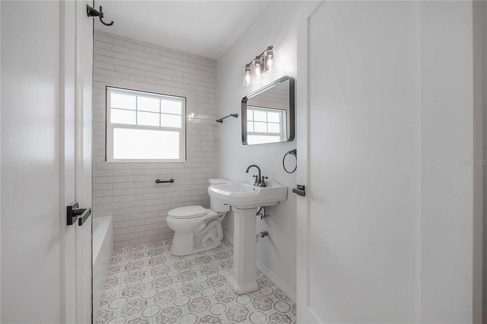 Image 37 of 70 For 2421 Burlington Avenue N
