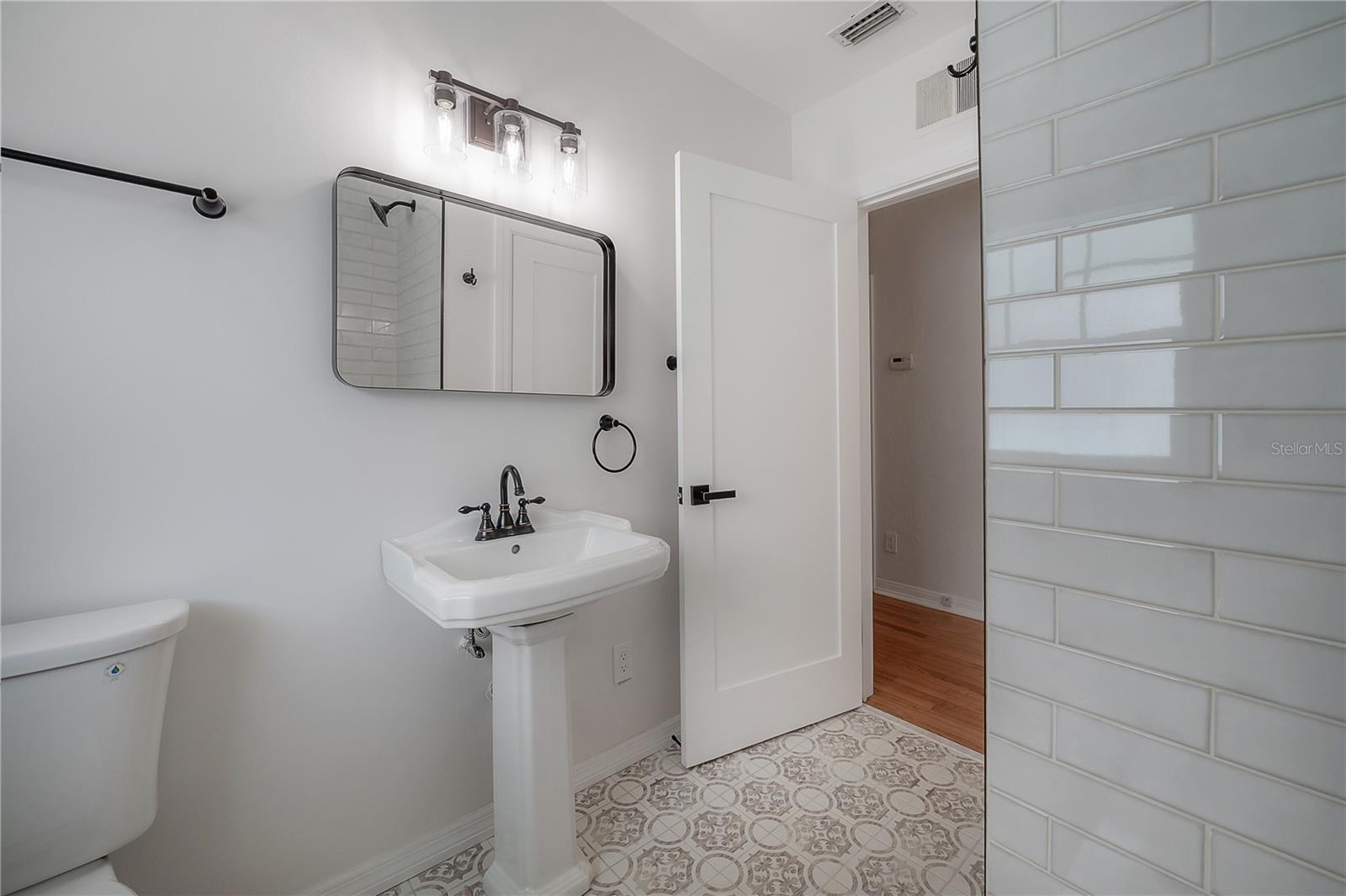 Image 40 of 70 For 2421 Burlington Avenue N