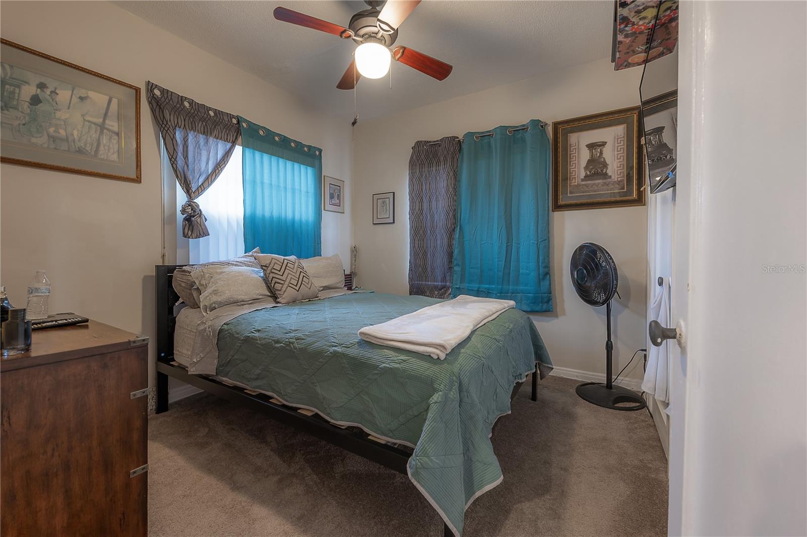 Image 60 of 70 For 2421 Burlington Avenue N