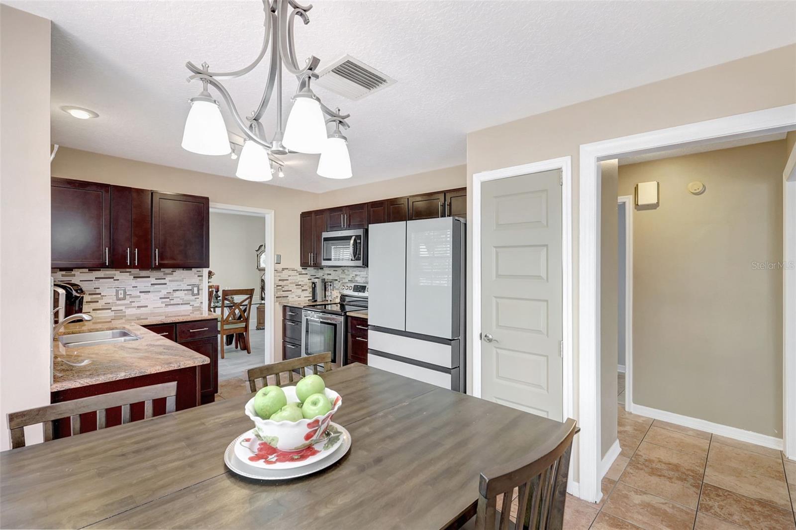 Image 16 of 64 For 9422 Oak Meadow Court