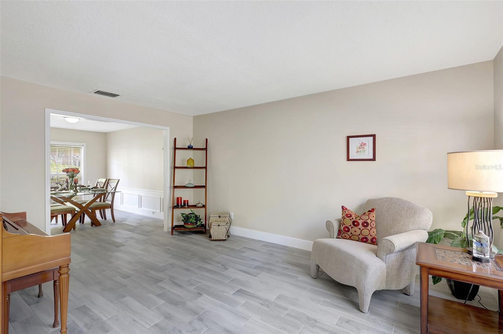 Image 5 of 64 For 9422 Oak Meadow Court