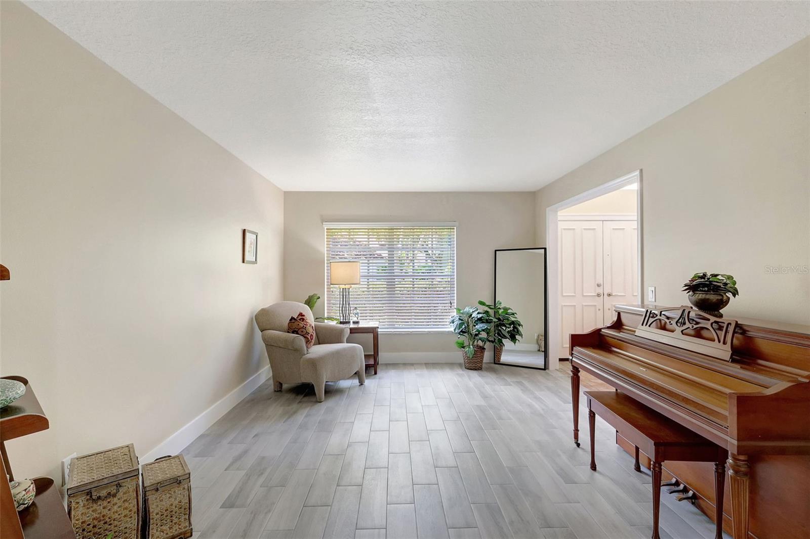 Image 6 of 64 For 9422 Oak Meadow Court