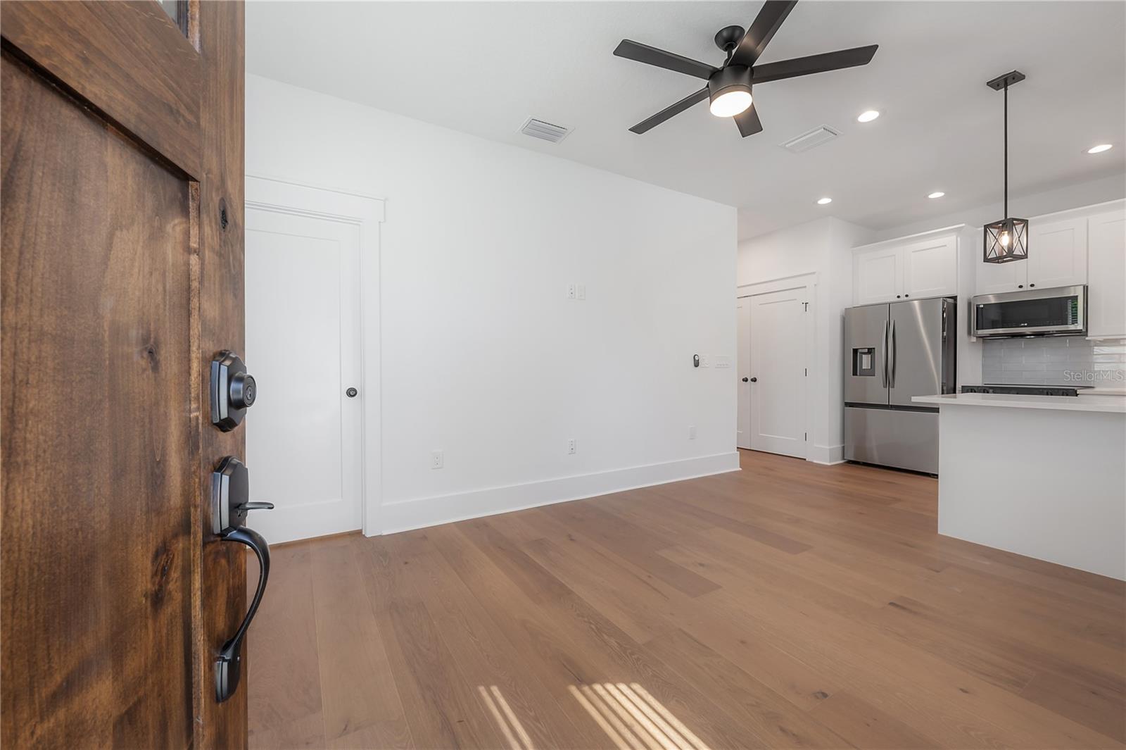 Image 3 of 13 For 807 Ida Street 3