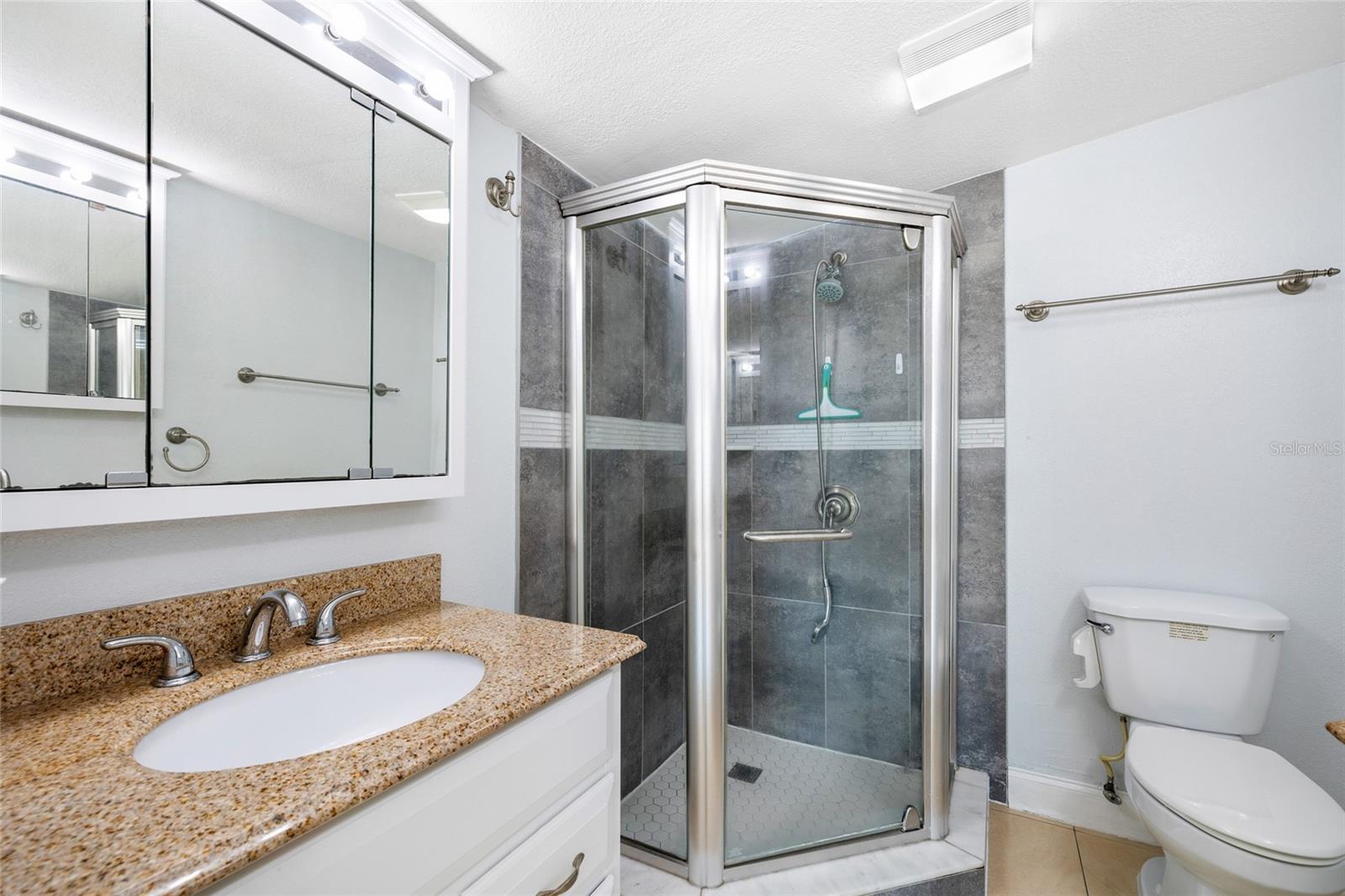 Image 21 of 45 For 4527 Fountainbleau Rd