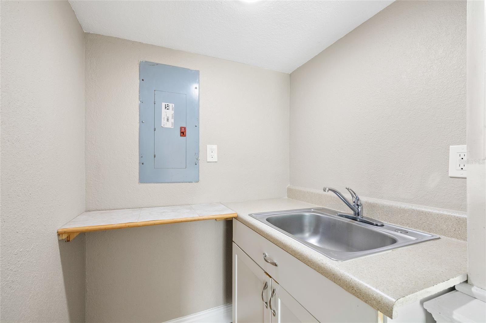 Image 23 of 45 For 4527 Fountainbleau Rd