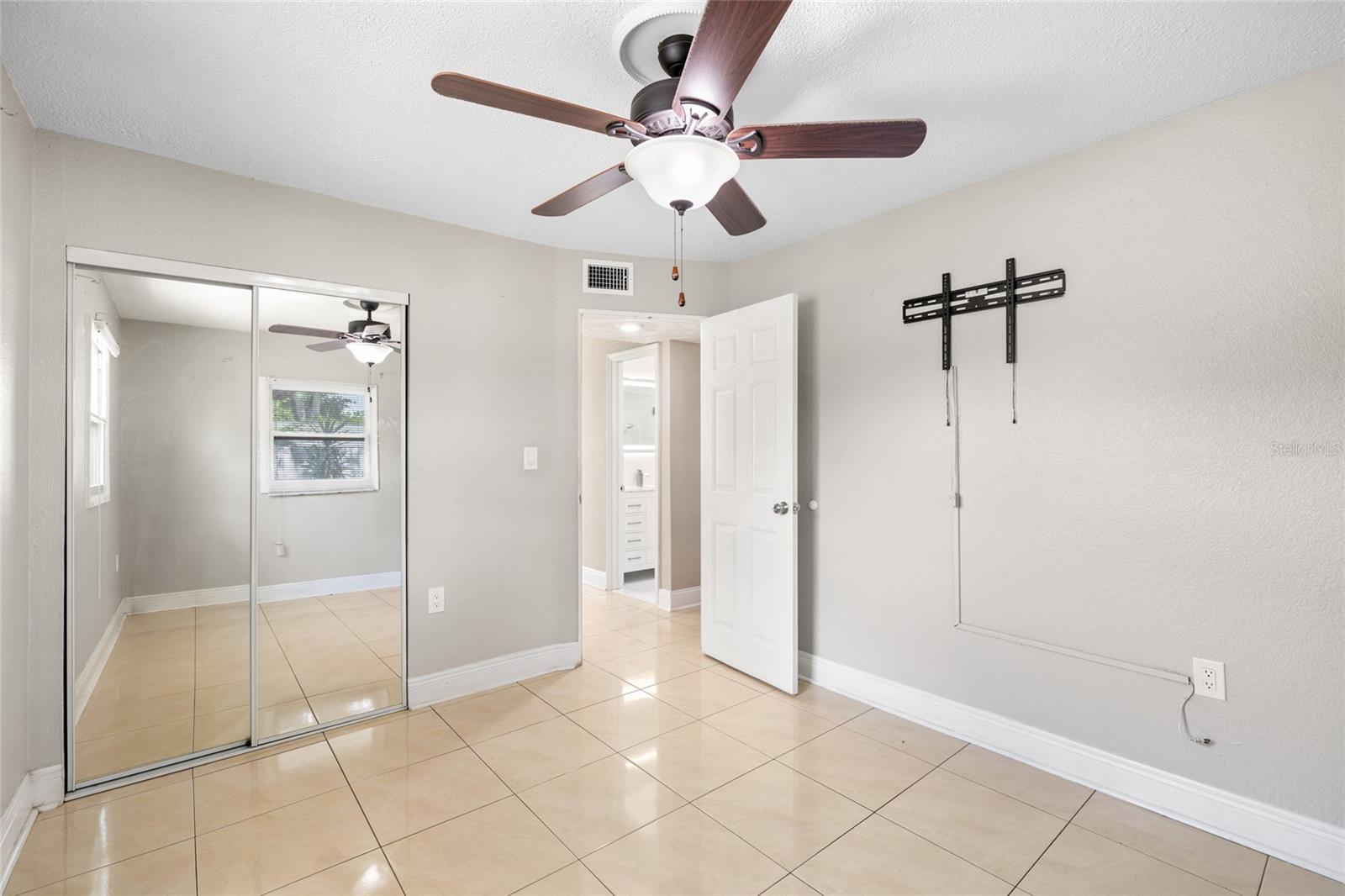 Image 26 of 45 For 4527 Fountainbleau Rd