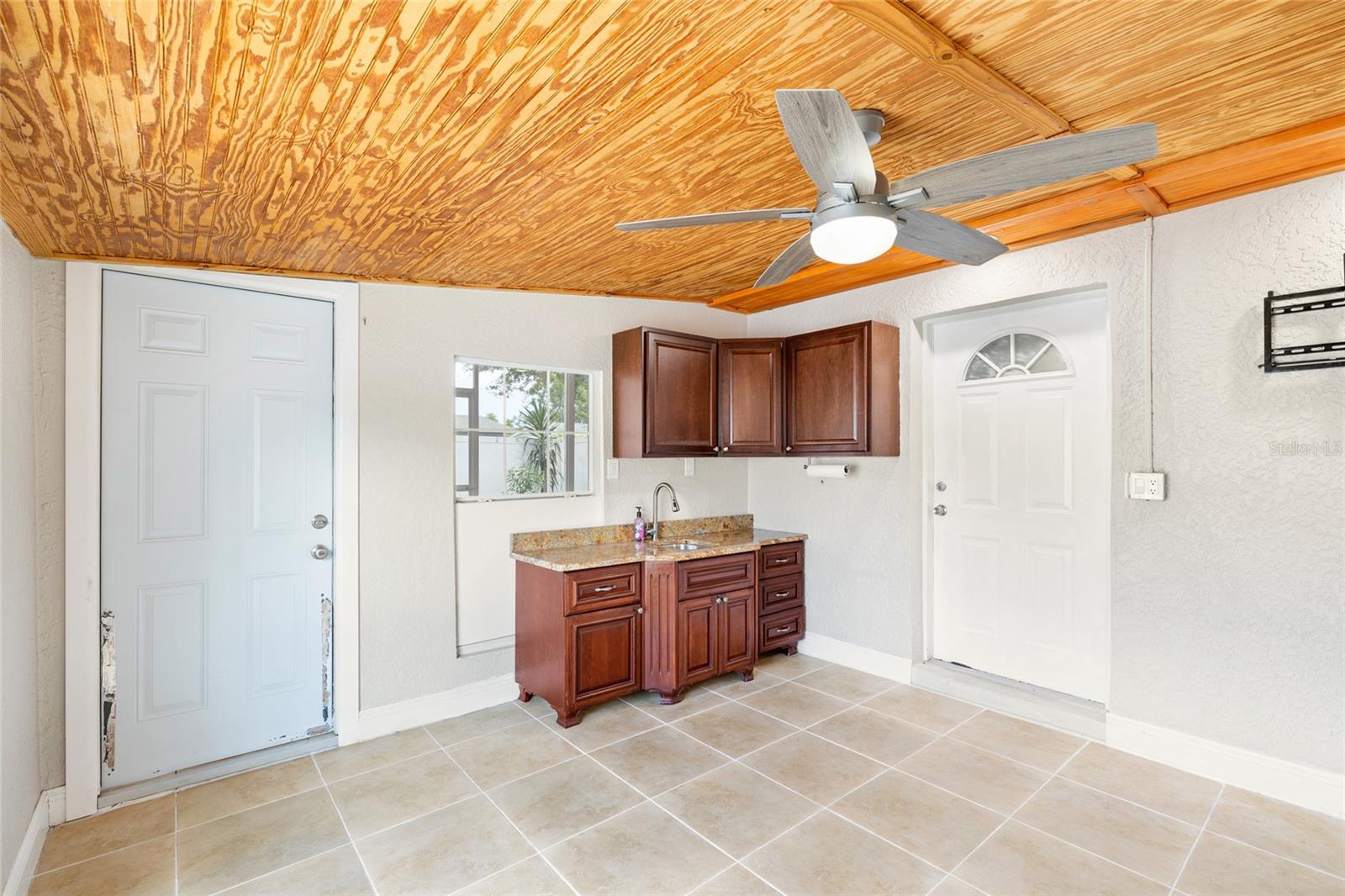 Image 31 of 45 For 4527 Fountainbleau Rd