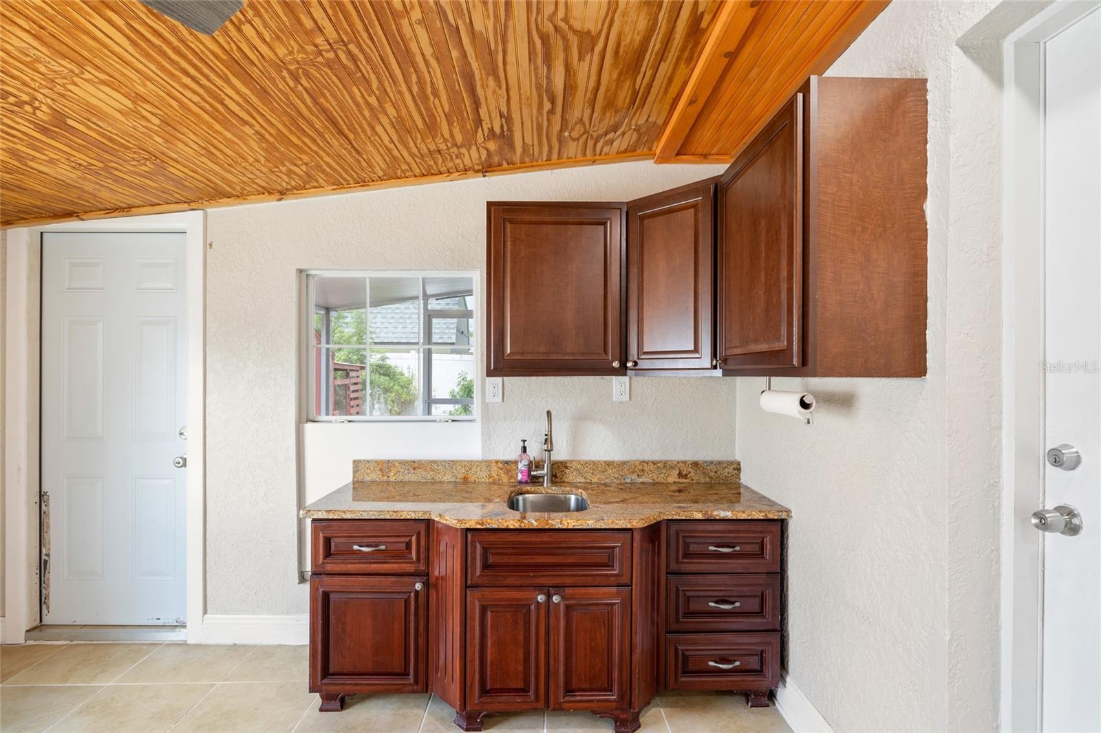 Image 32 of 45 For 4527 Fountainbleau Rd