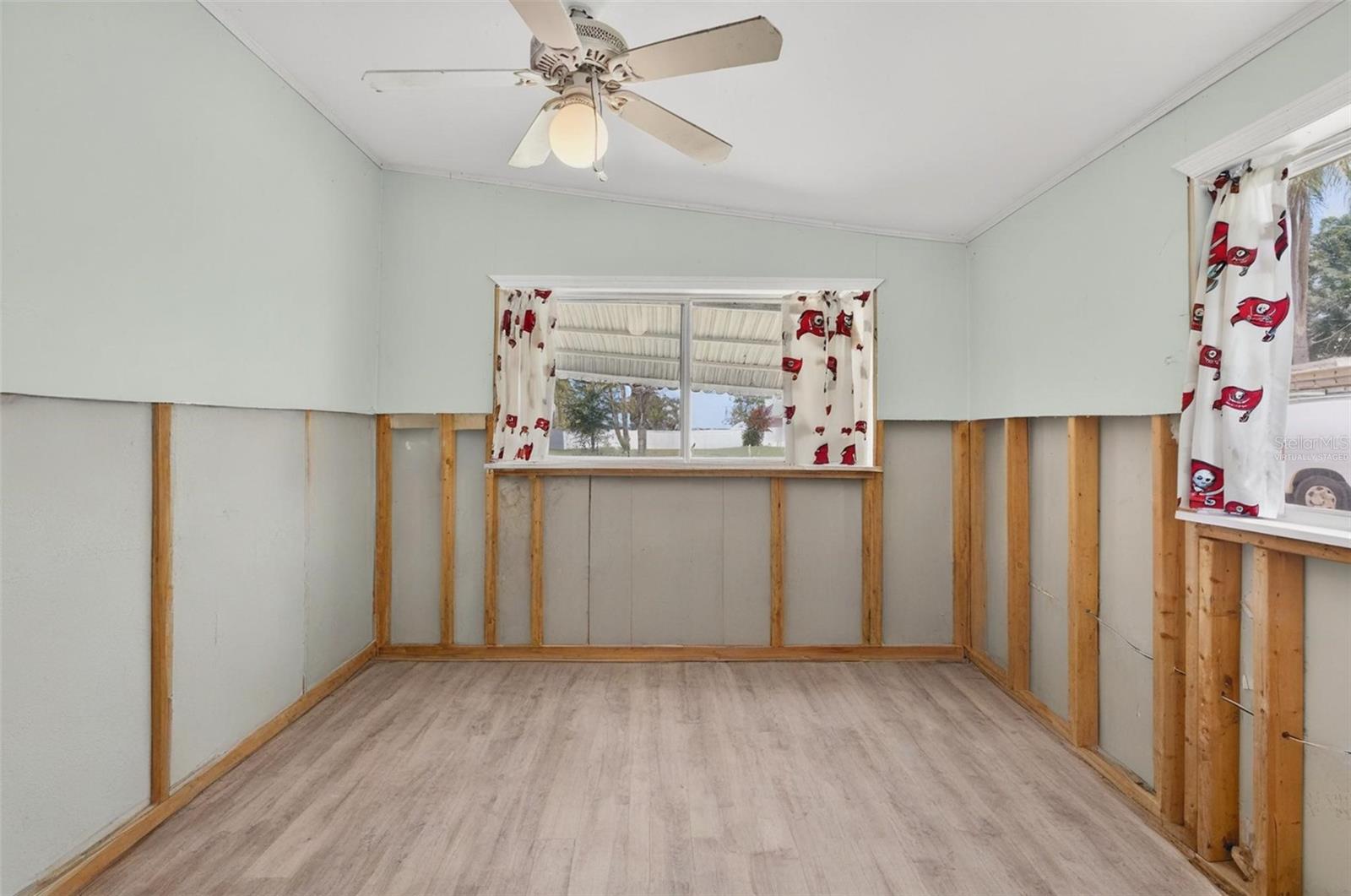 Image 41 of 51 For 605 Shore Drive E
