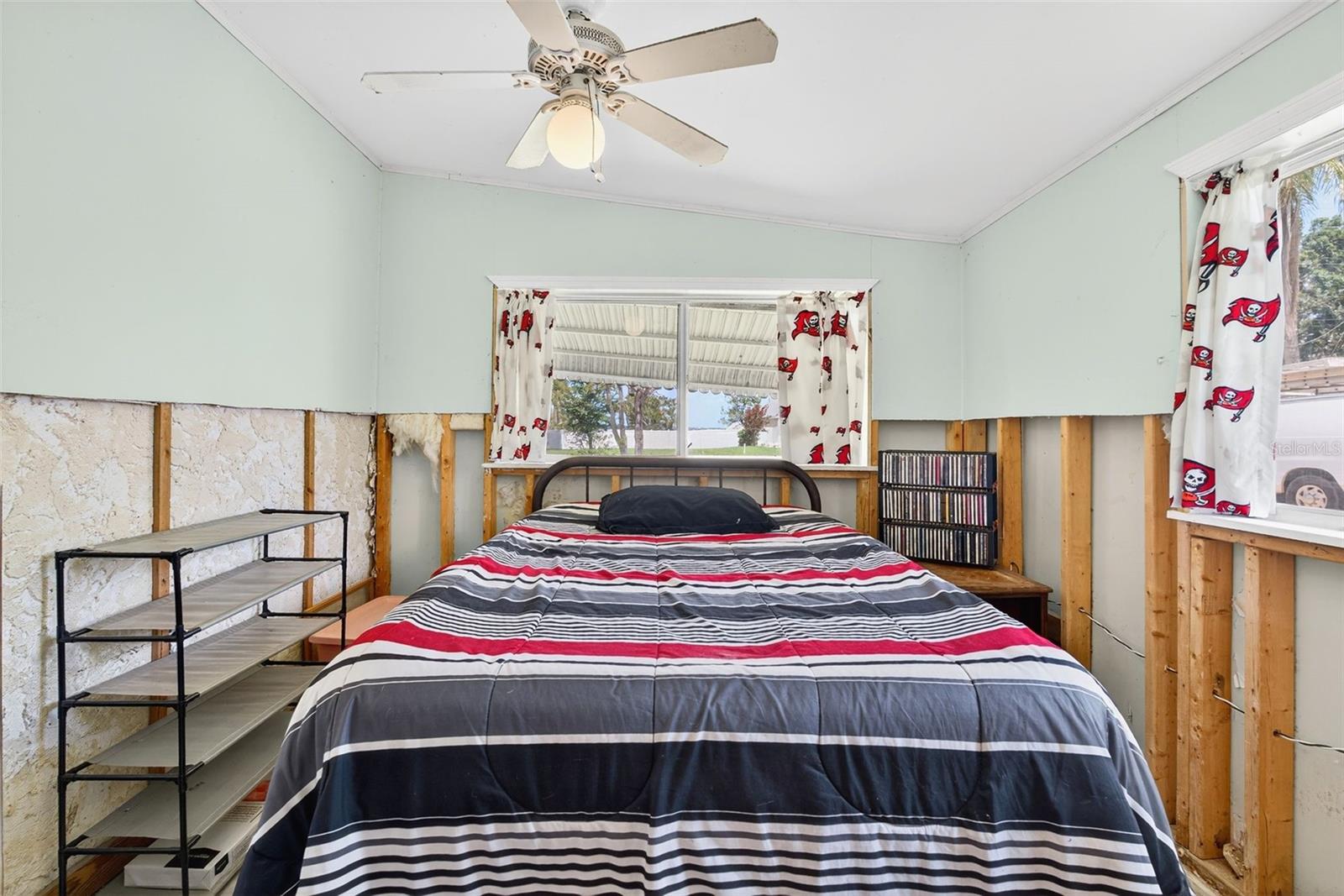 Image 42 of 51 For 605 Shore Drive E