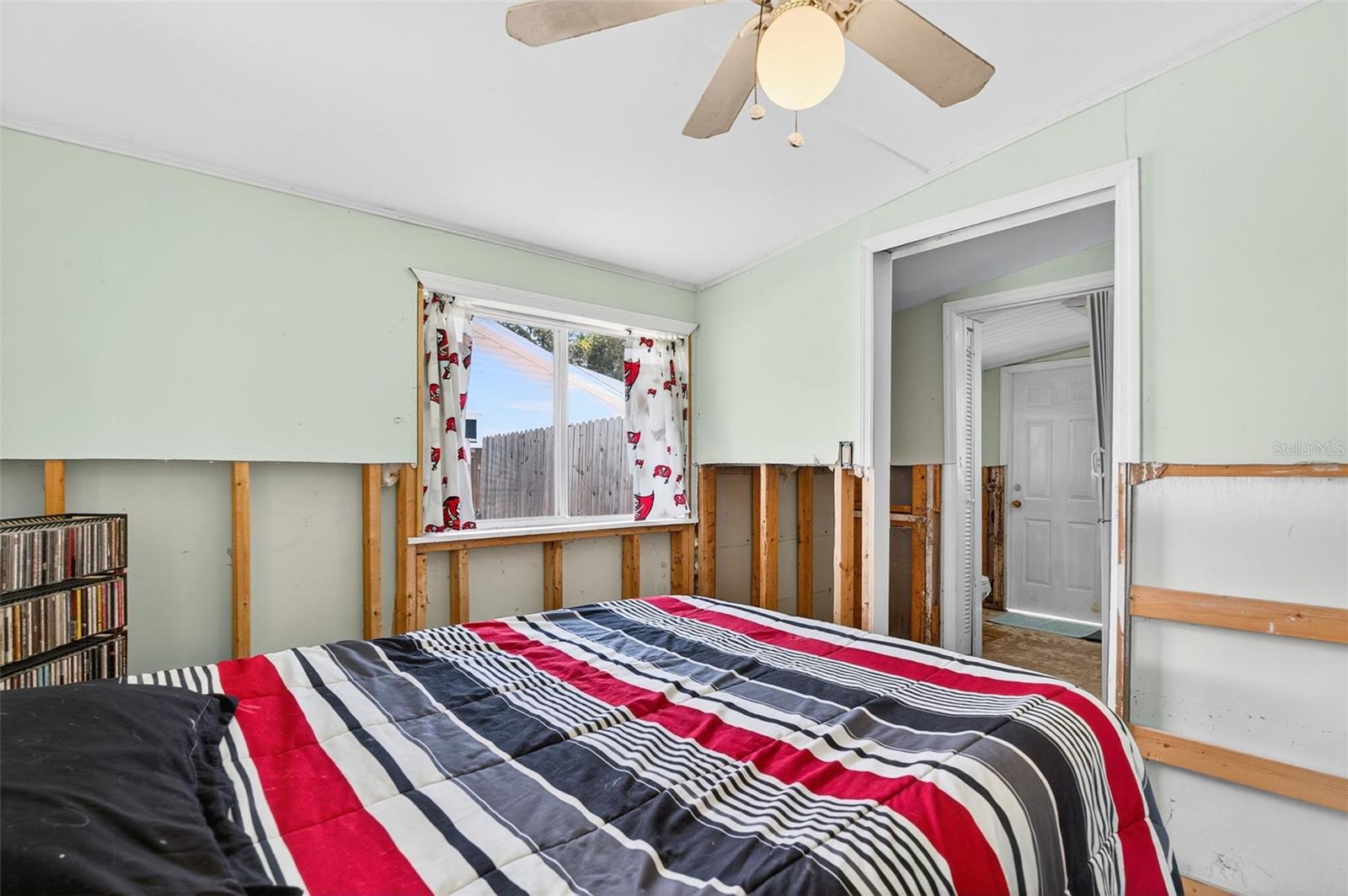 Image 43 of 51 For 605 Shore Drive E
