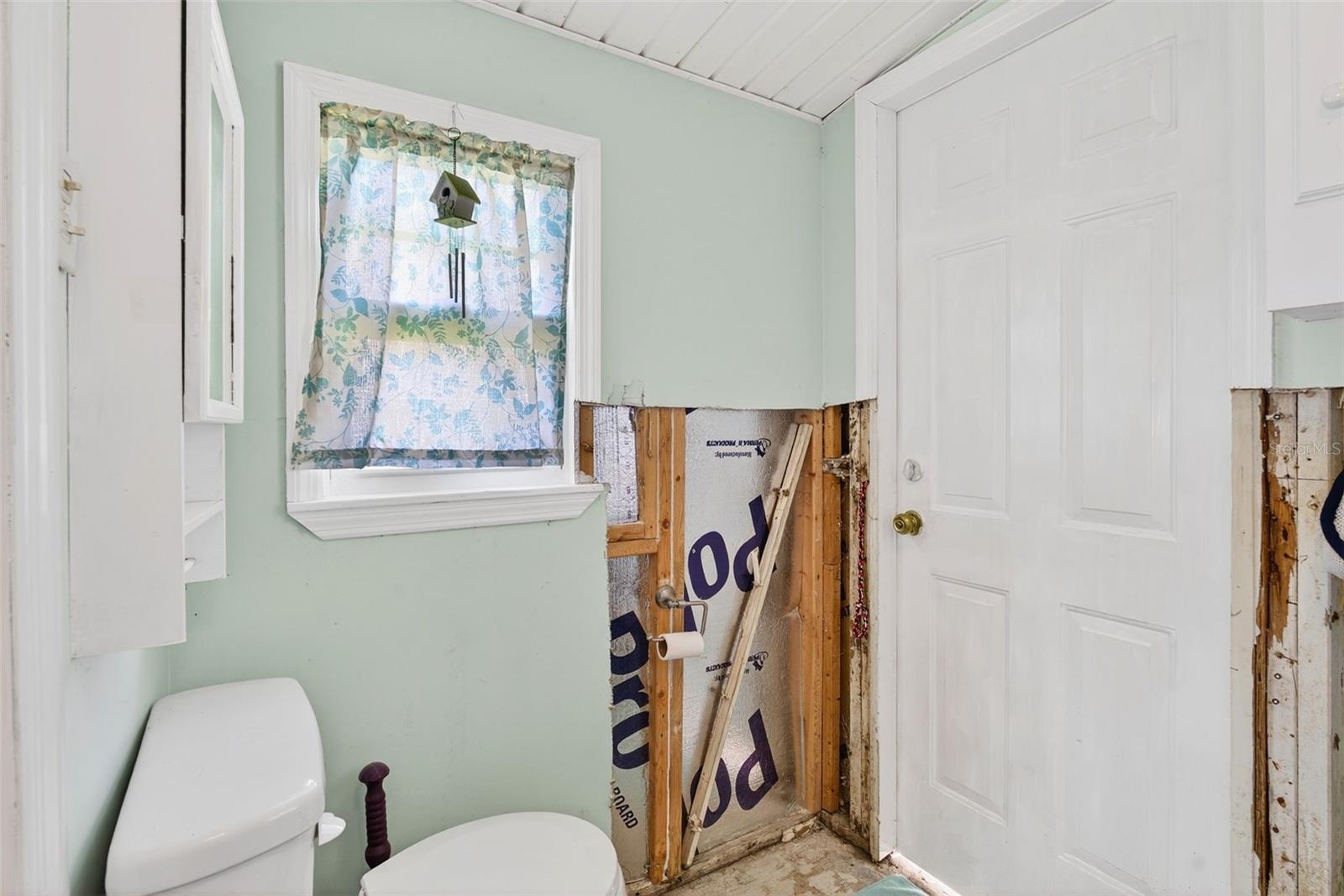 Image 45 of 51 For 605 Shore Drive E