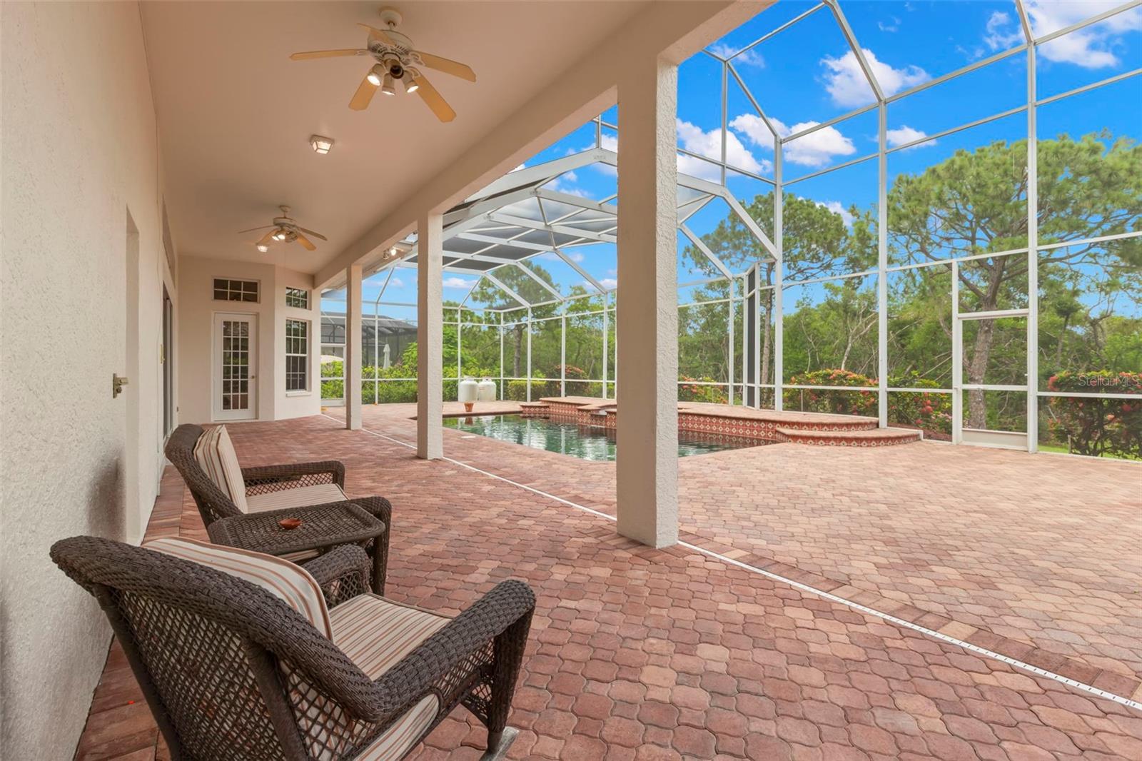 Listing photo id 15 for 1223 Darlington Oak Circle Ne