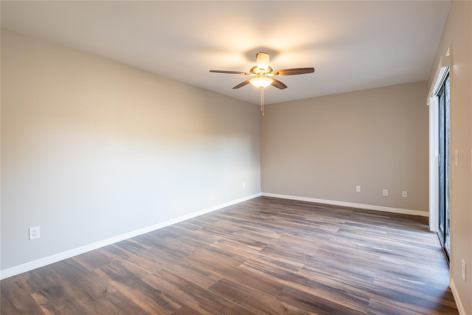 Image 19 of 42 For 15239 Pond Woods Drive 402