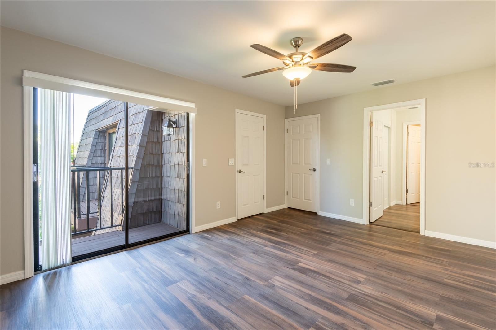Image 20 of 42 For 15239 Pond Woods Drive 402