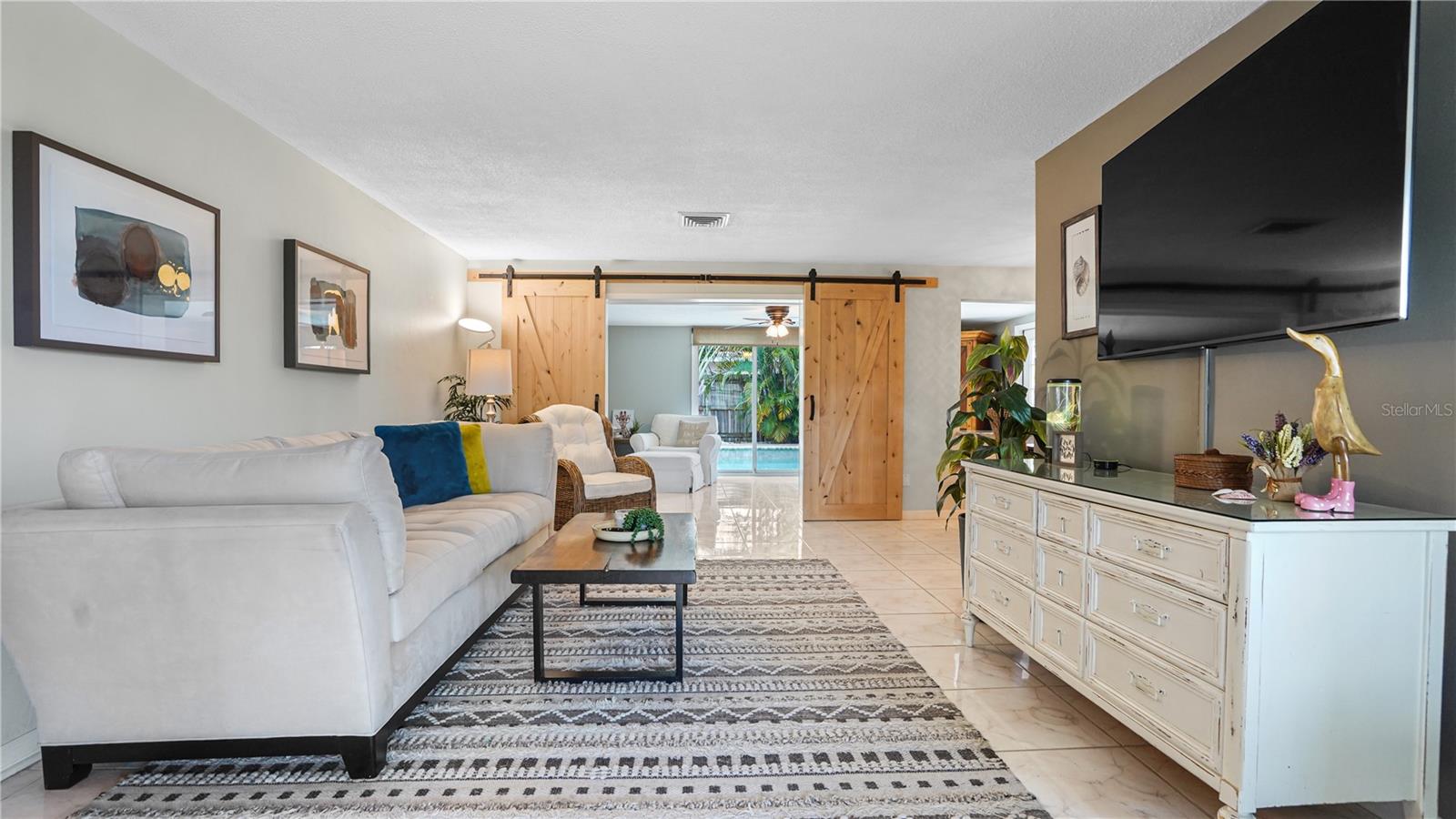 Image 2 of 43 For 2319 Chaucer Street