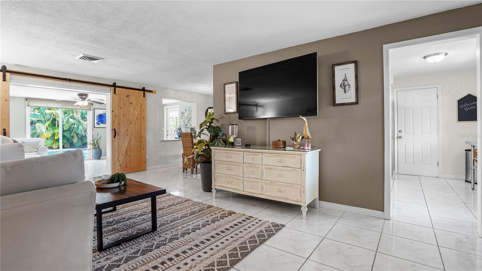 Image 7 of 43 For 2319 Chaucer Street