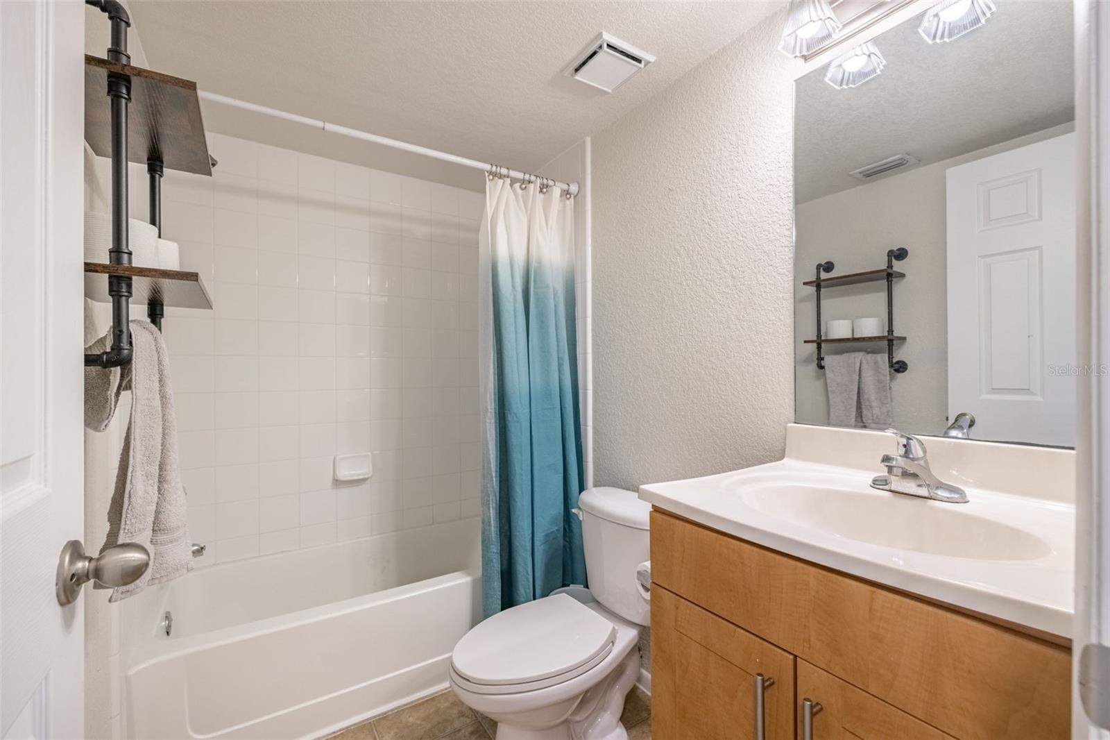 Image 19 of 43 For 5563 Baywater Drive 37