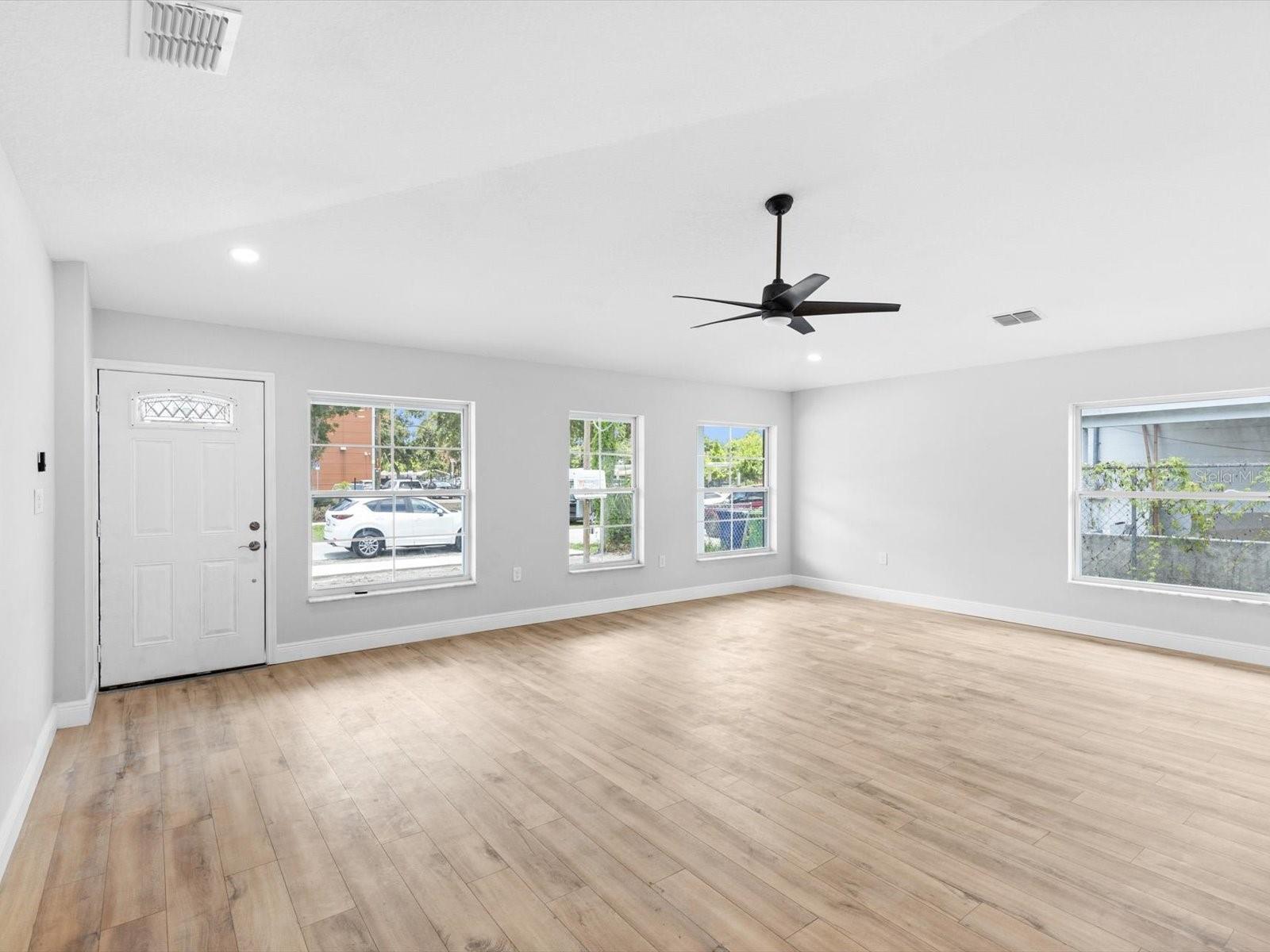 Image 4 of 17 For 4704 42nd Street