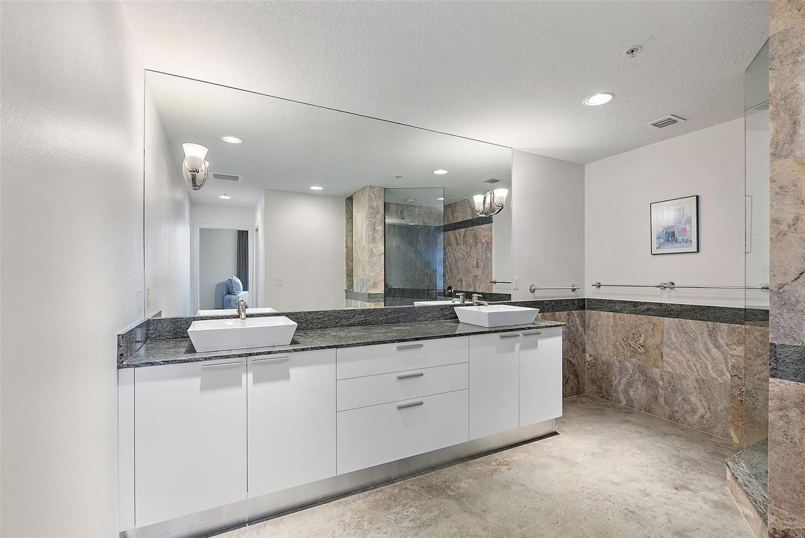 Listing photo id 15 for 226 5th Avenue N 1403