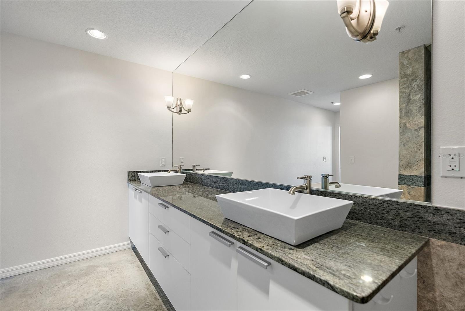 Listing photo id 17 for 226 5th Avenue N 1403