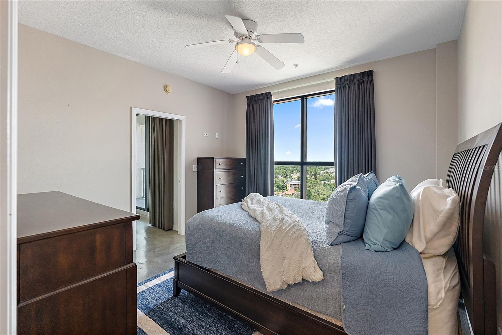 Listing photo id 18 for 226 5th Avenue N 1403